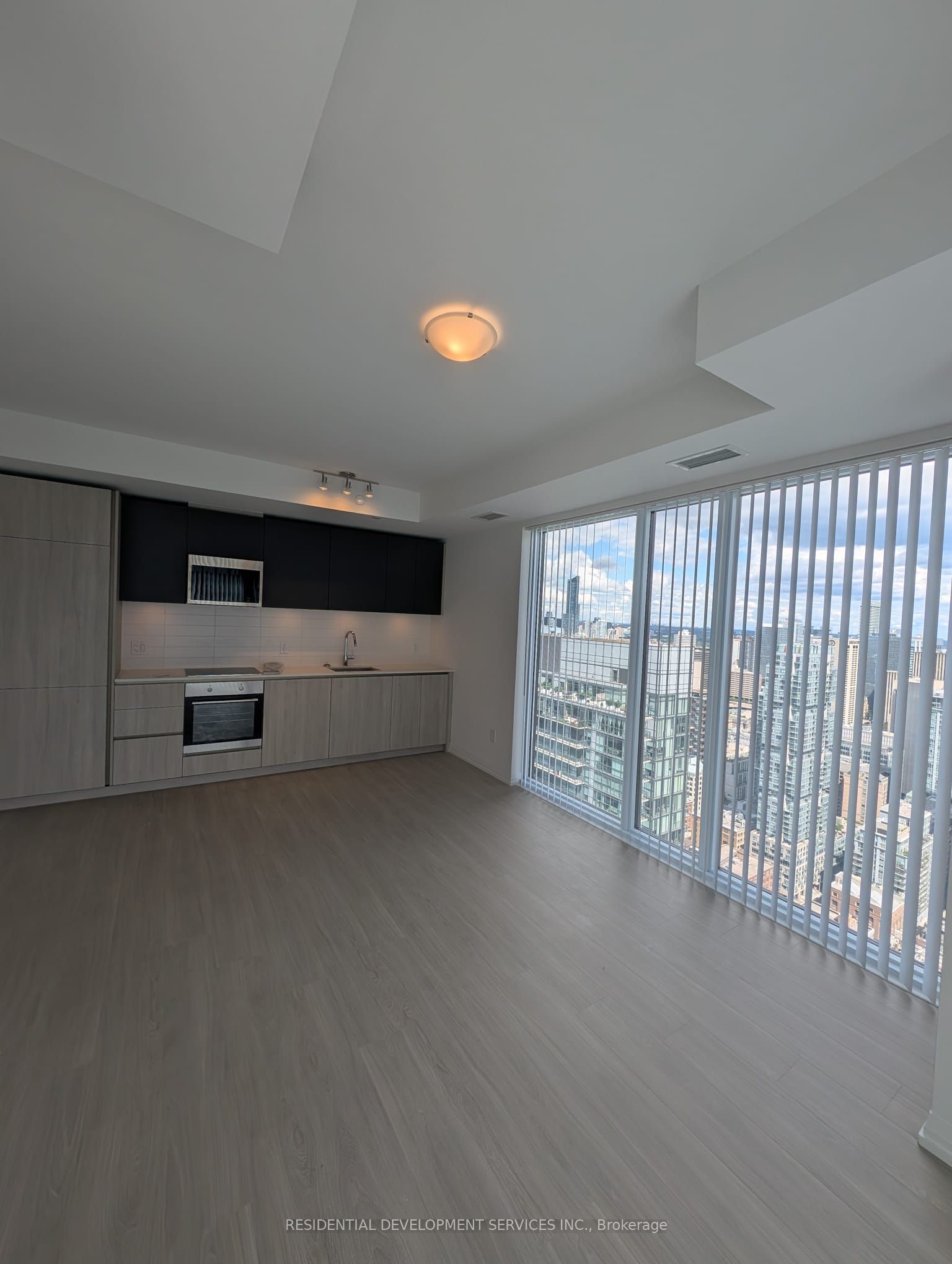 28 Widmer Street LPH29, Toronto, ON M5V 0T2 photo 3