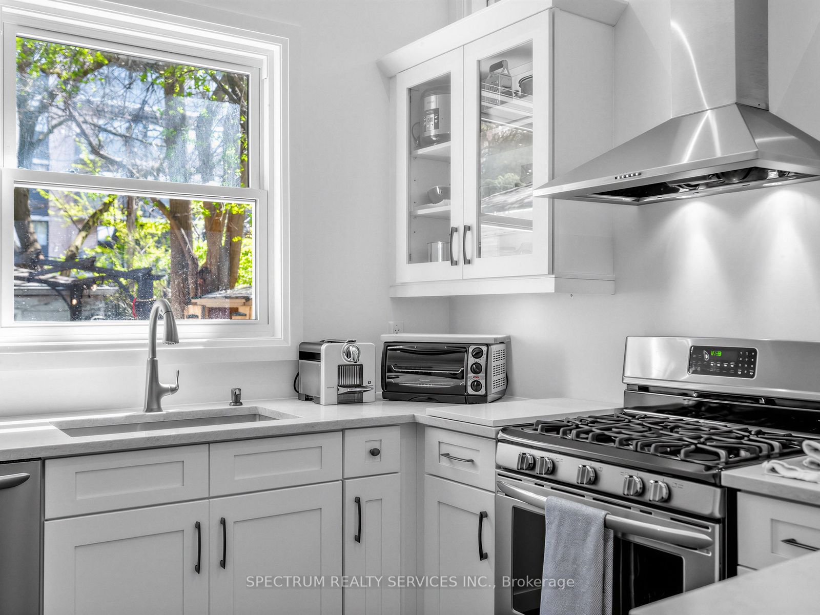 29 Raglan Avenue, Toronto, ON M6C 2K7