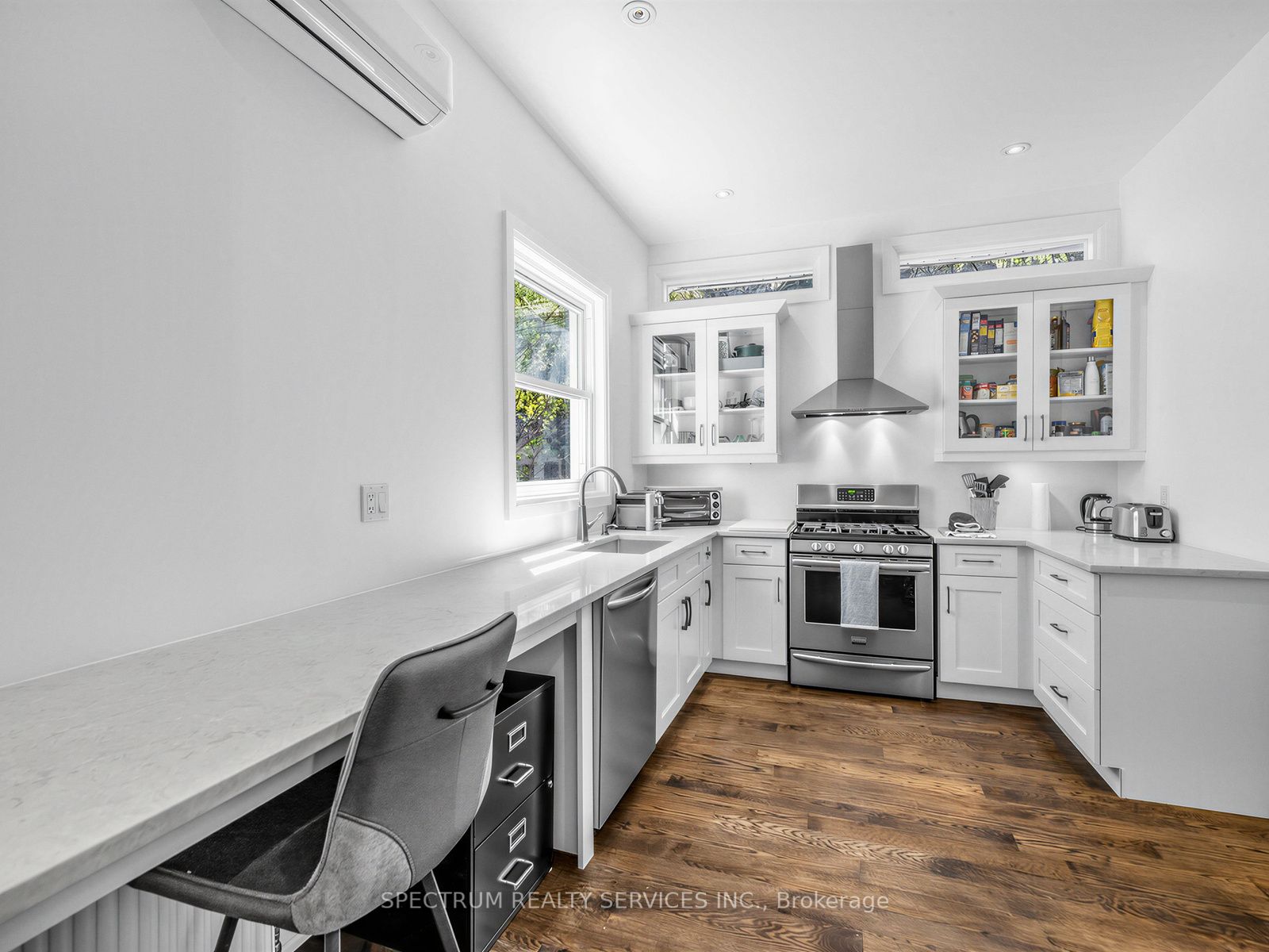 29 Raglan Avenue, Toronto, ON M6C 2K7 photo 3