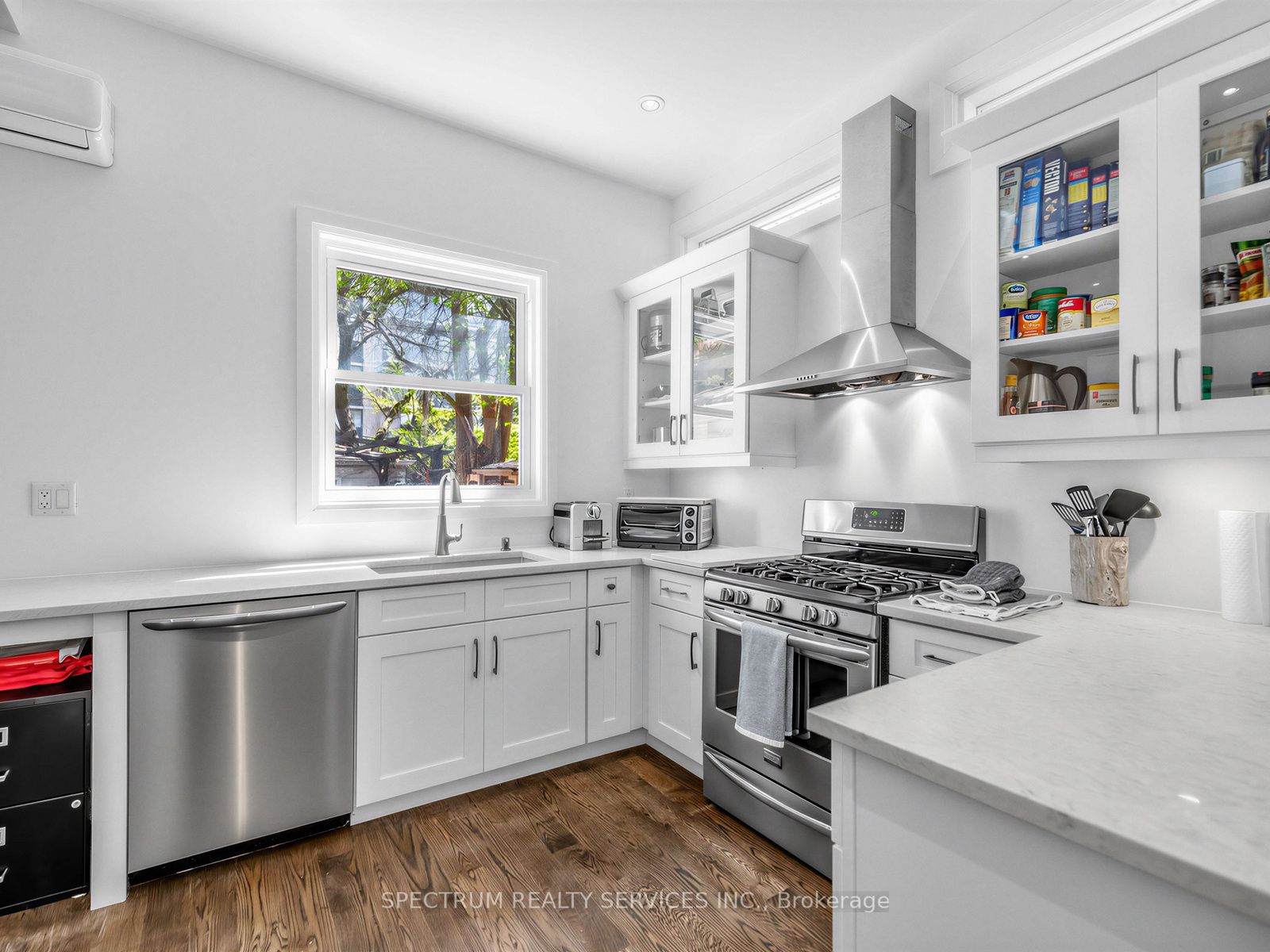 29 Raglan Avenue, Toronto, ON M6C 2K7 photo 5