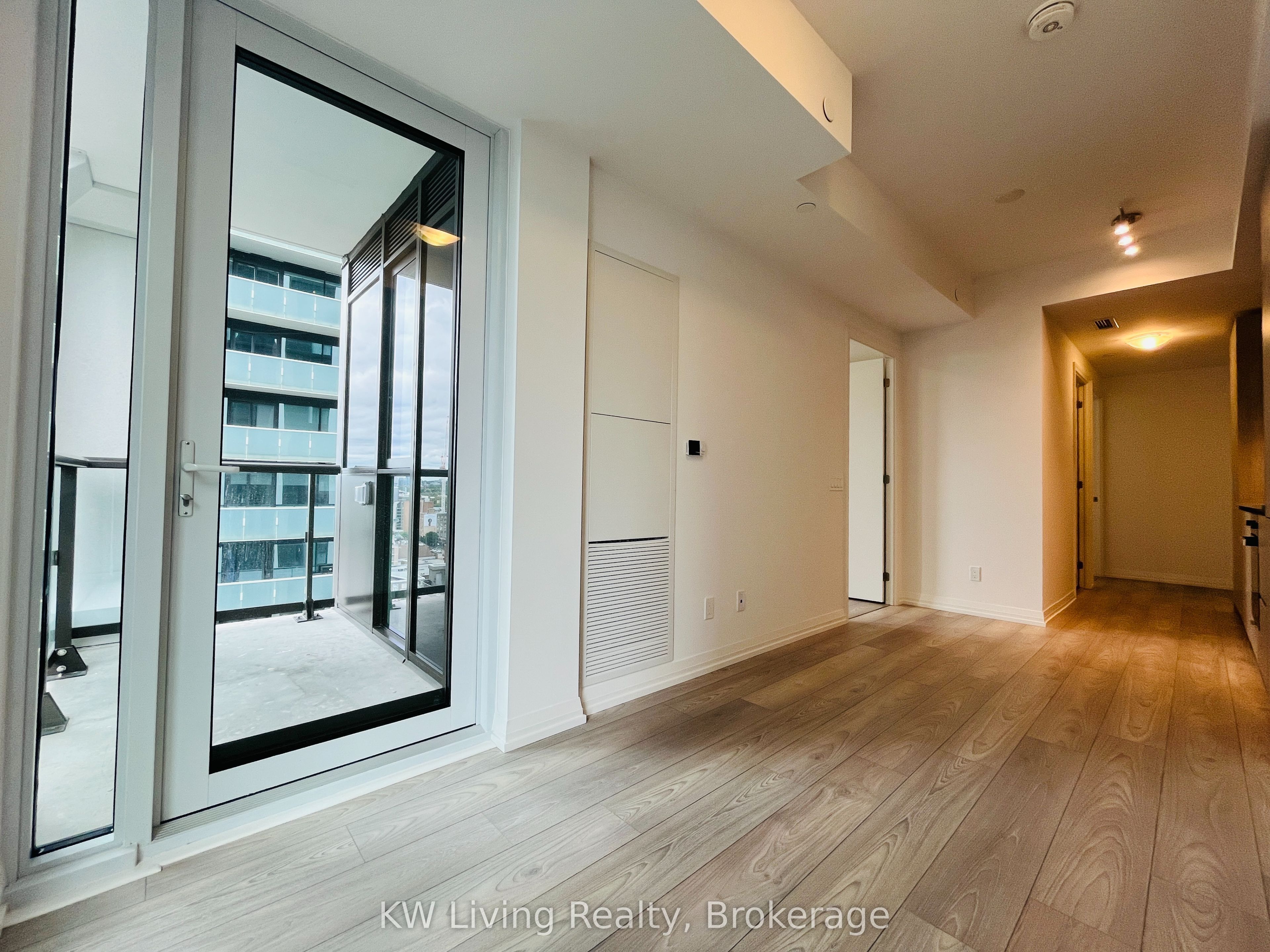 400 King Street W 1526, Toronto, ON M5V 0X8 photo 5