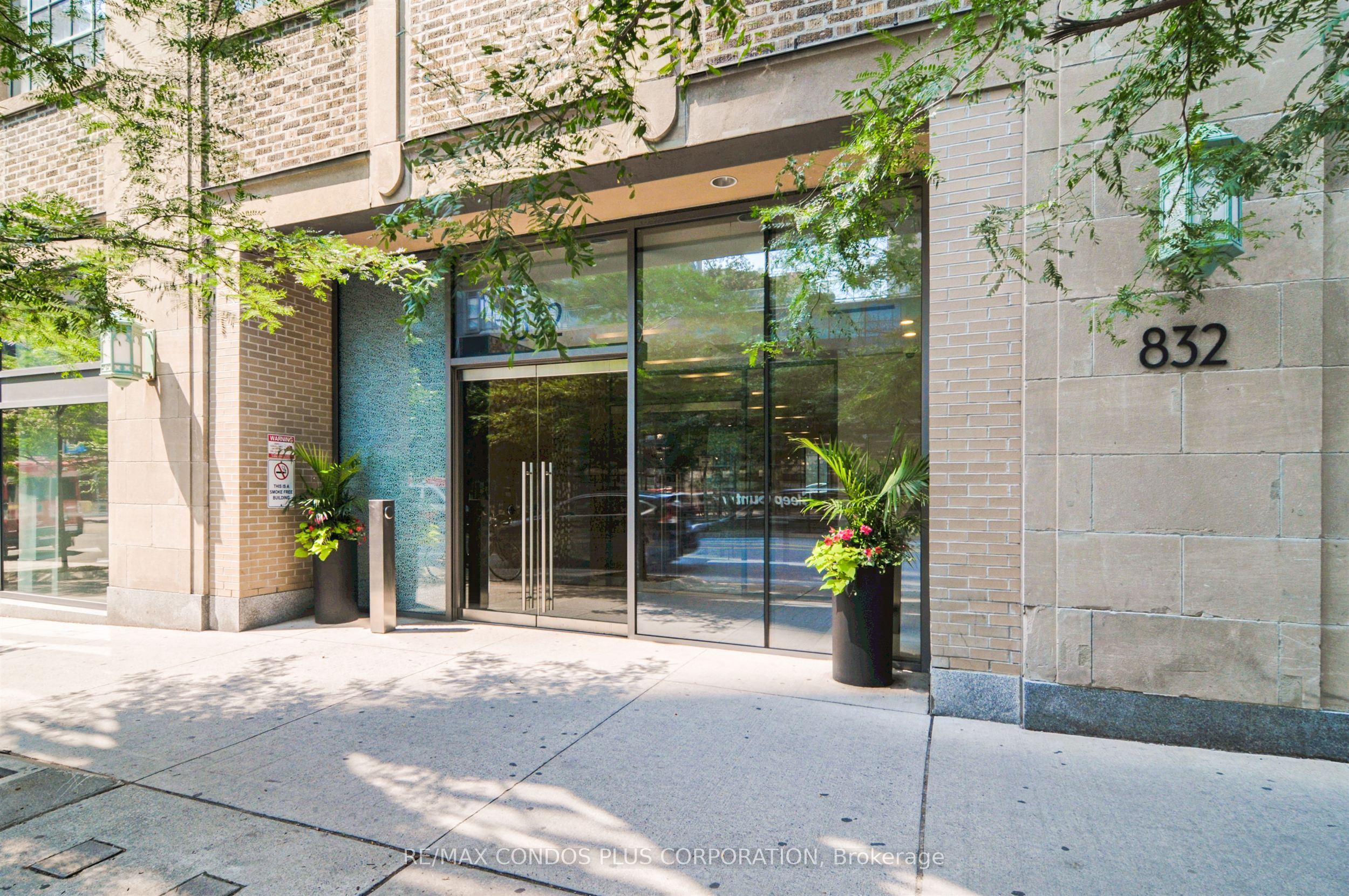832 Bay Street 406, Toronto, ON M5S 1Z6 photo 2