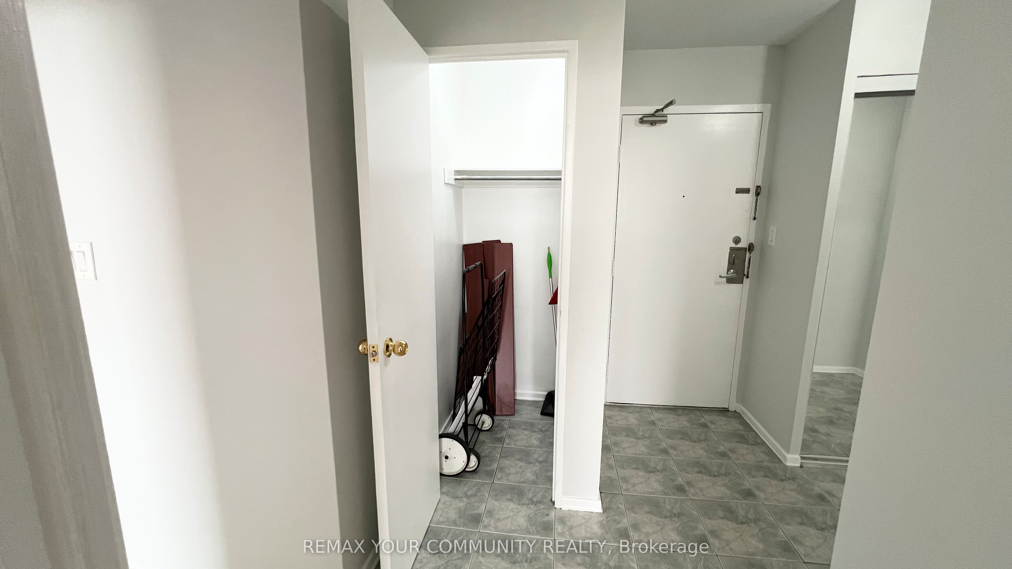 5 Shady Golfway 1606, Toronto, ON M3C 3A5 photo 4