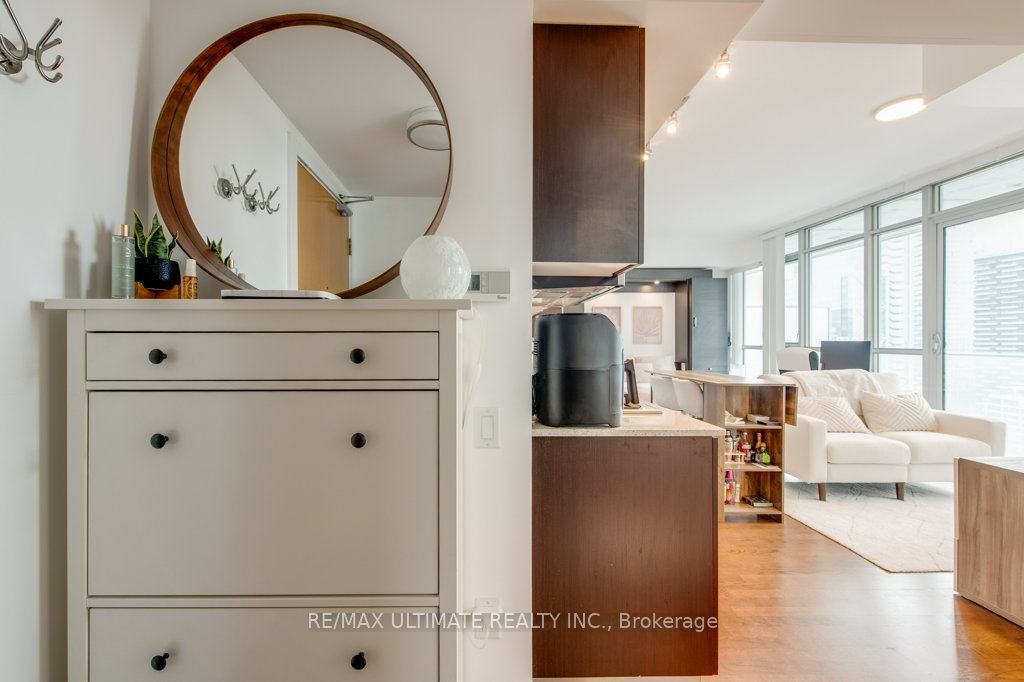 375 King Street W 2710, Toronto, ON M5V 1K5 photo 2