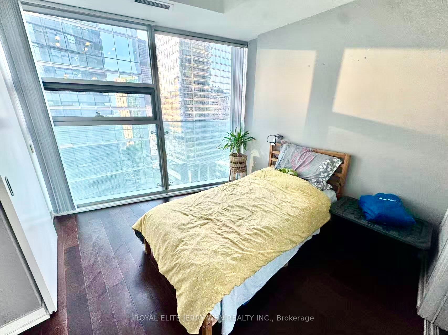 14 York Street 1710, Toronto, ON M5J 2Z2 photo 3