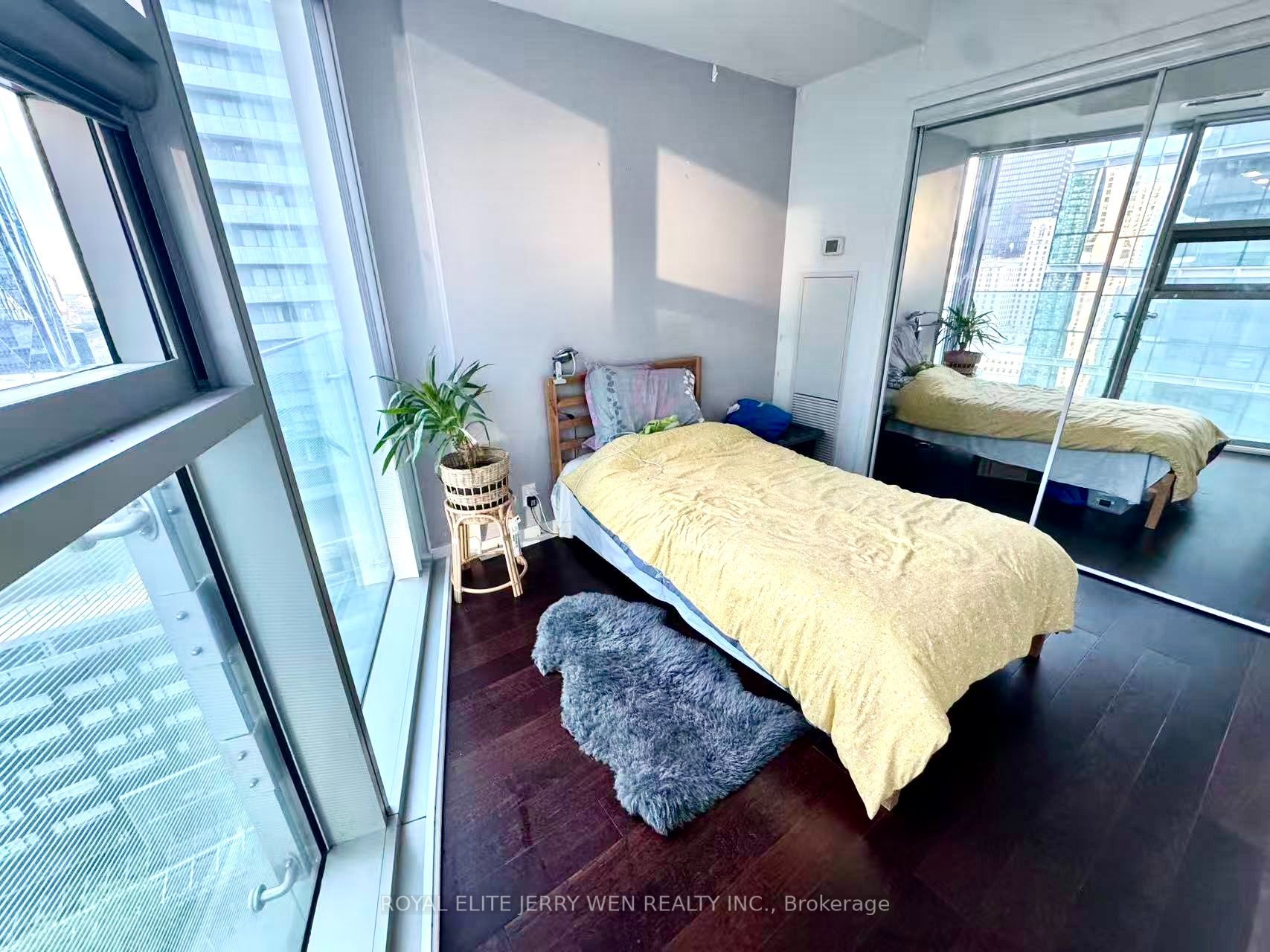 14 York Street 1710, Toronto, ON M5J 2Z2 photo 4