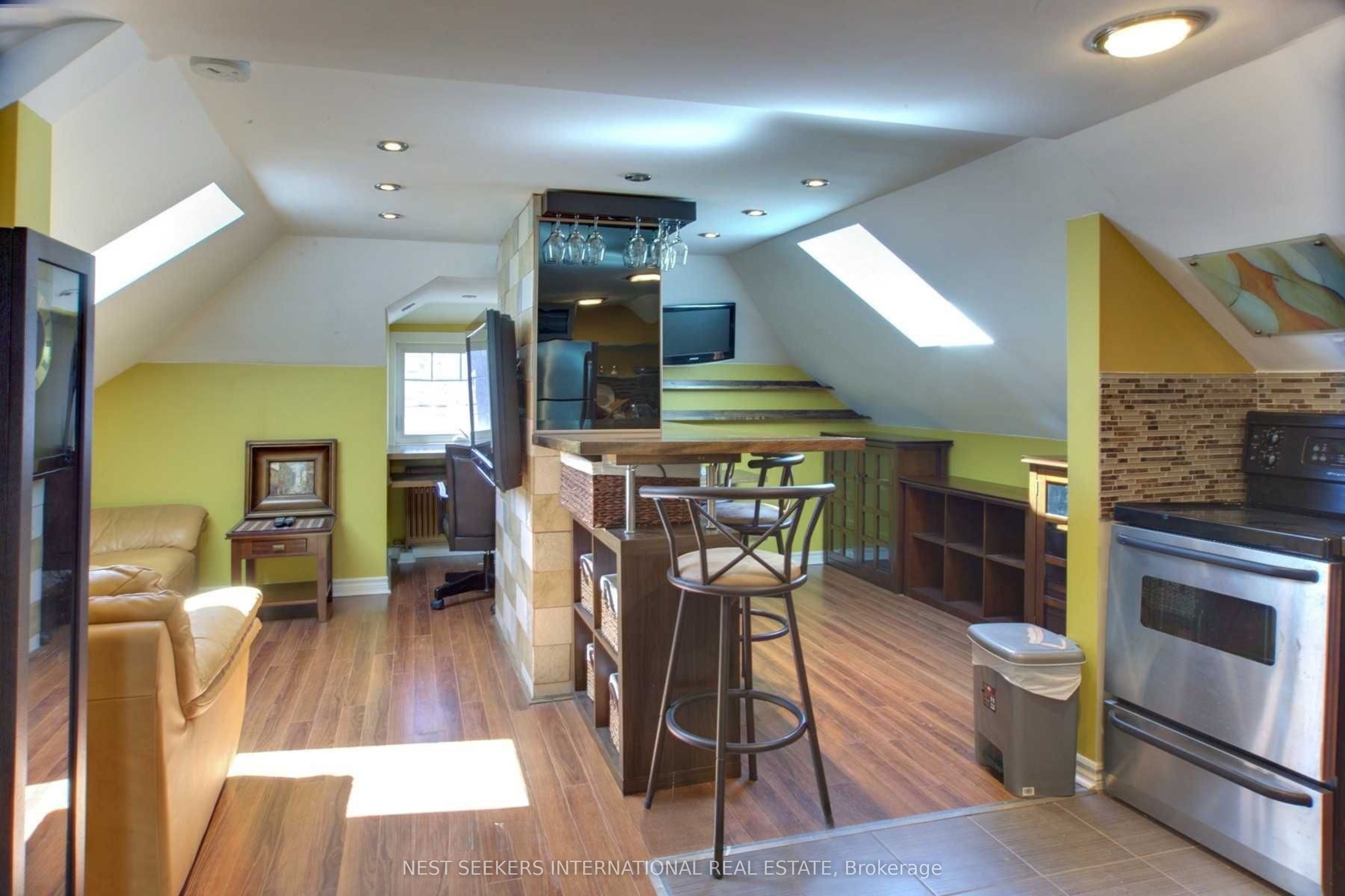 250 St Clair Avenue E 2, Toronto, ON M5R 1C1 photo 5