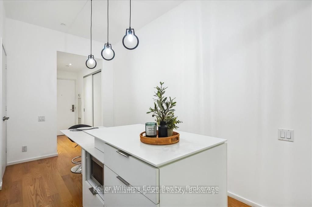 5 St Joseph Street 212, Toronto, ON M4Y 0B6 photo 2