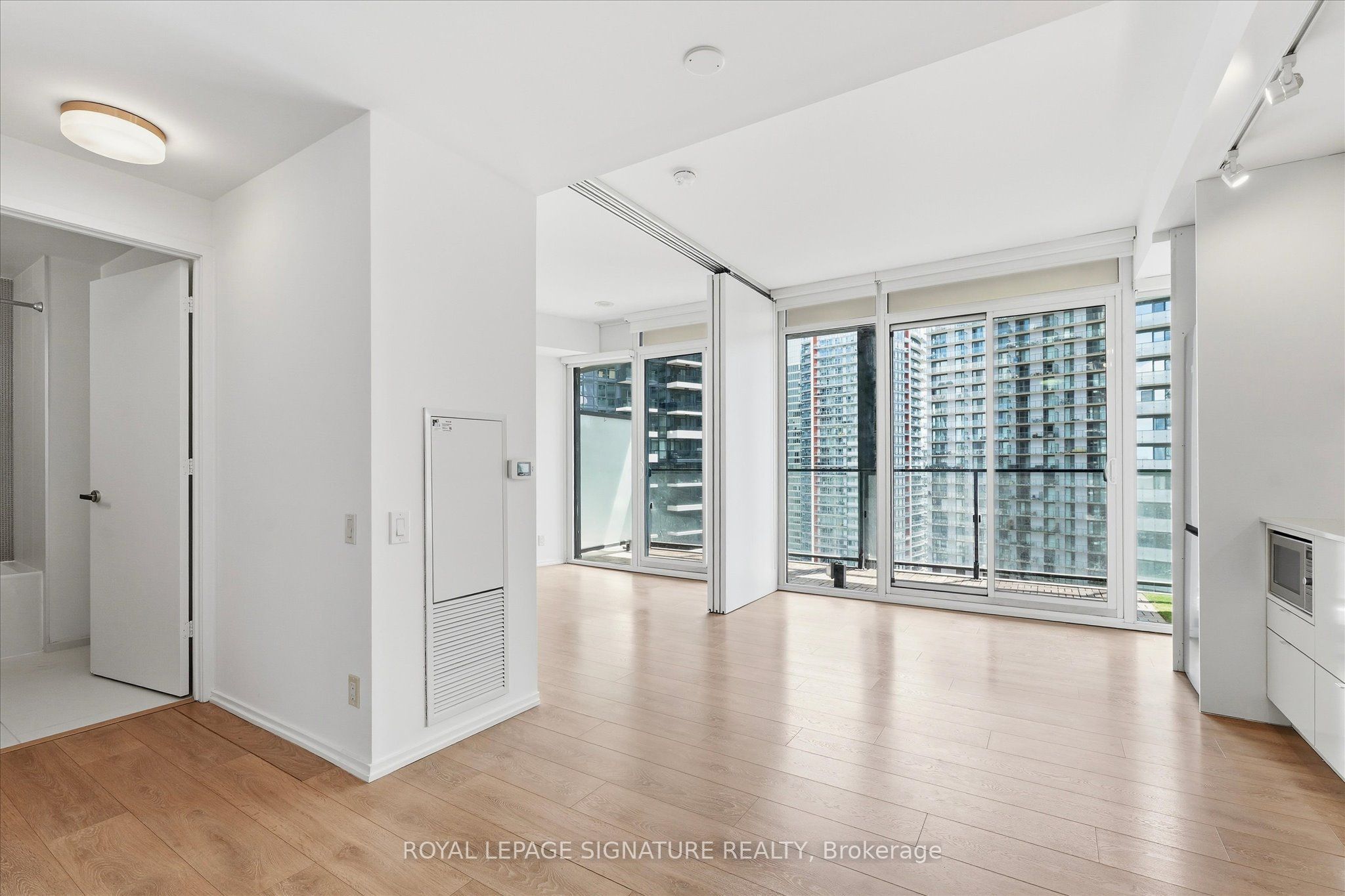125 Peter Street 3012, Toronto, ON M5V 0M2 photo 4