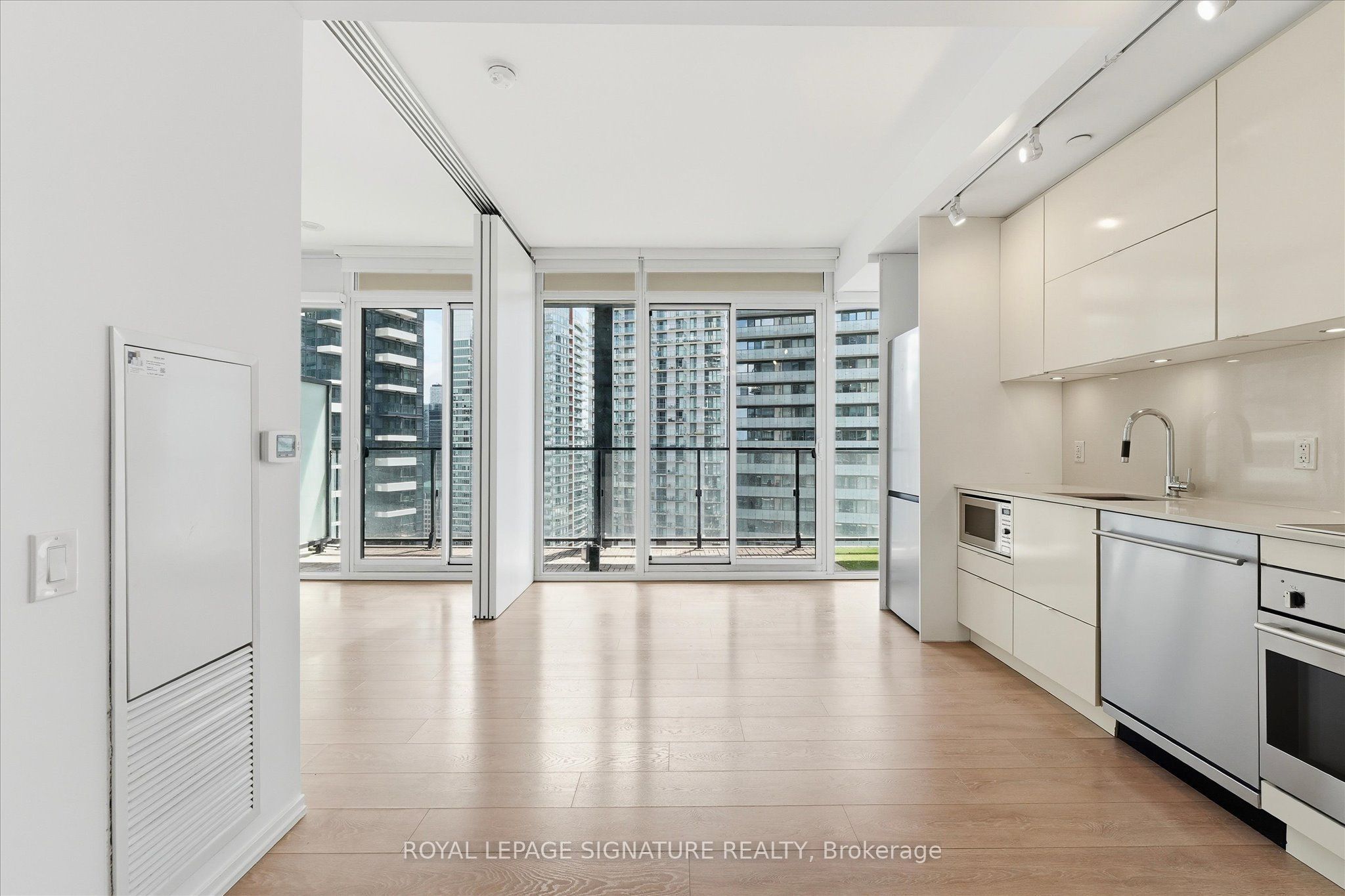125 Peter Street 3012, Toronto, ON M5V 0M2 photo 5