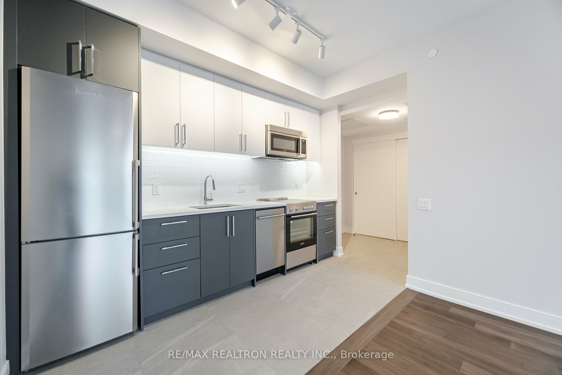 2525 Bathurst Street 307, Toronto, ON M6B 2Y9 photo 2