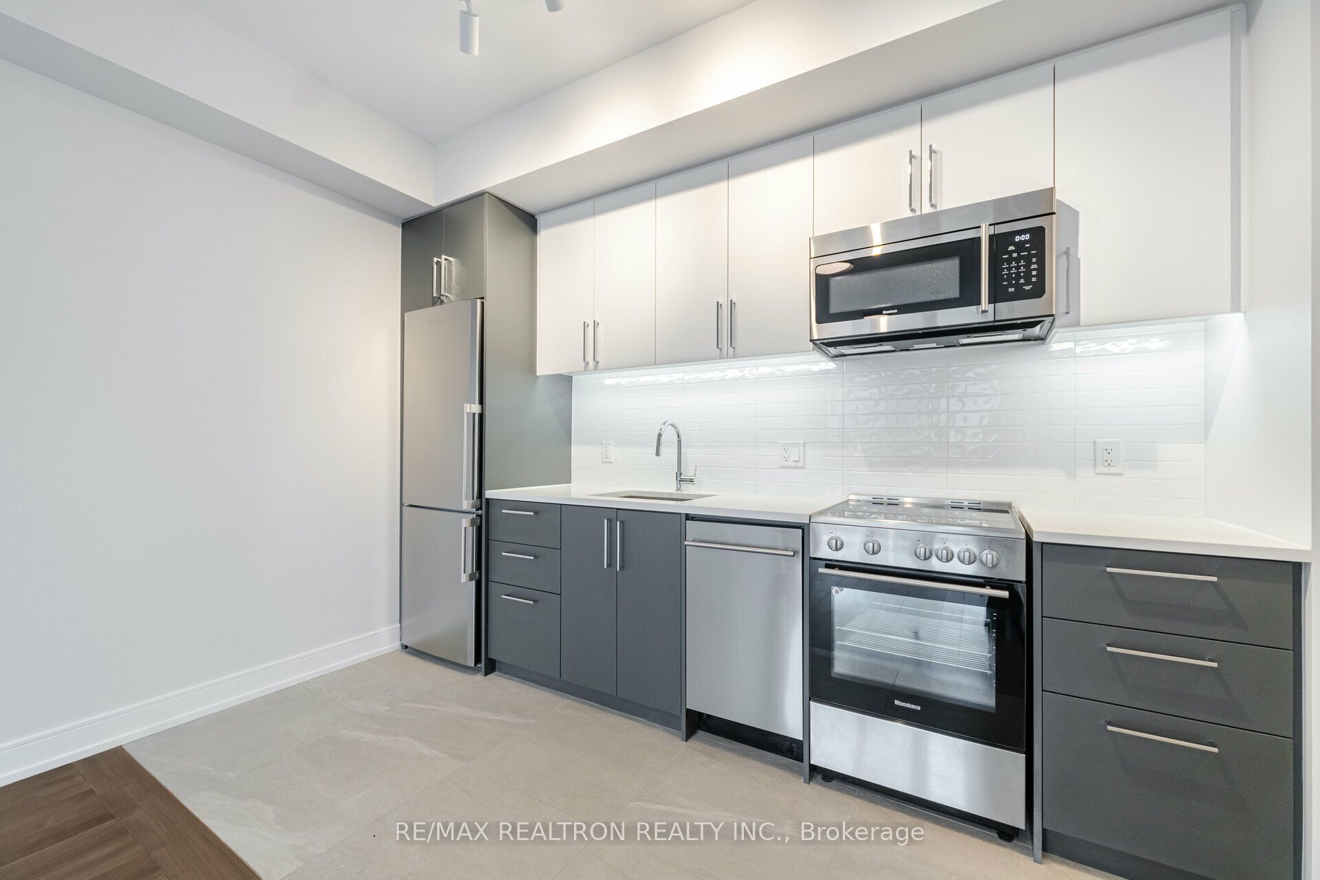 2525 Bathurst Street 307, Toronto, ON M6B 2Y9 photo 3