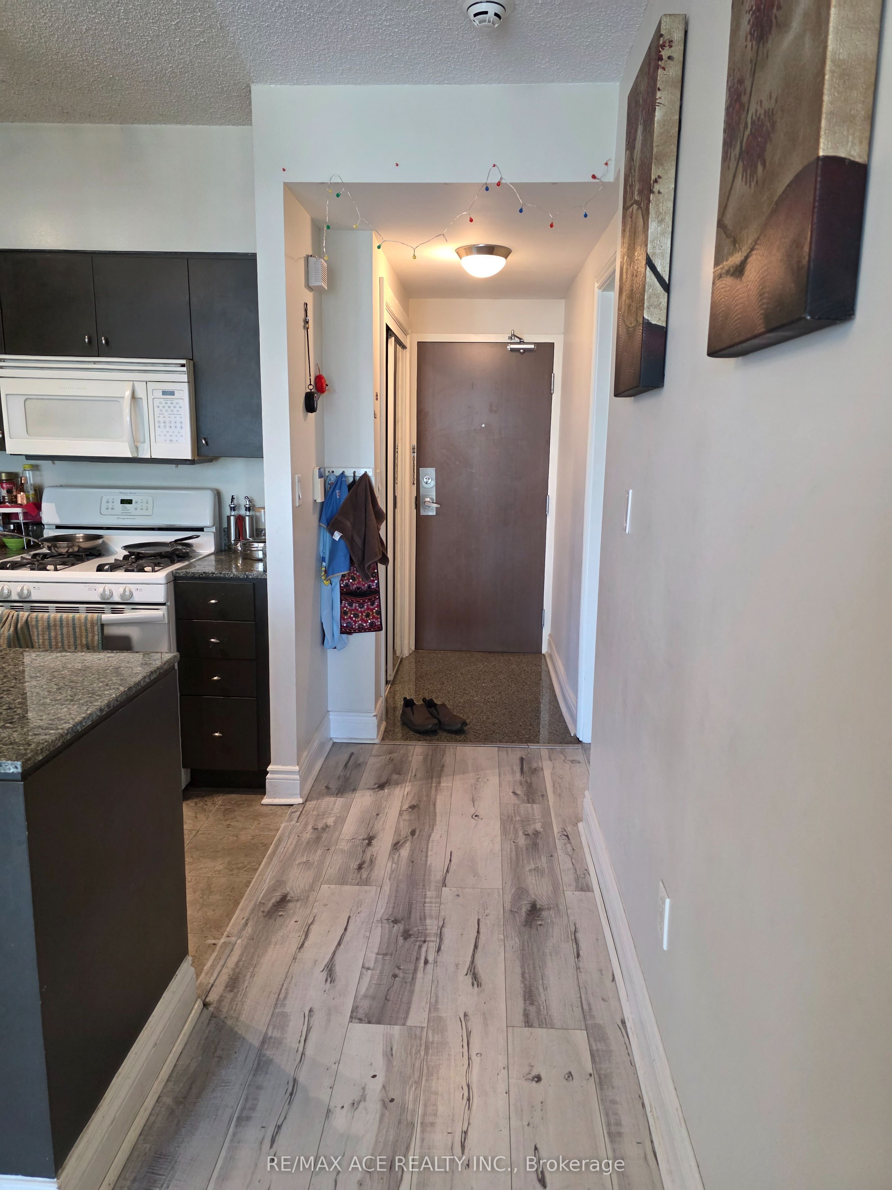 35 Mariner Terrace 1801, Toronto, ON M5V 3V9 photo 2