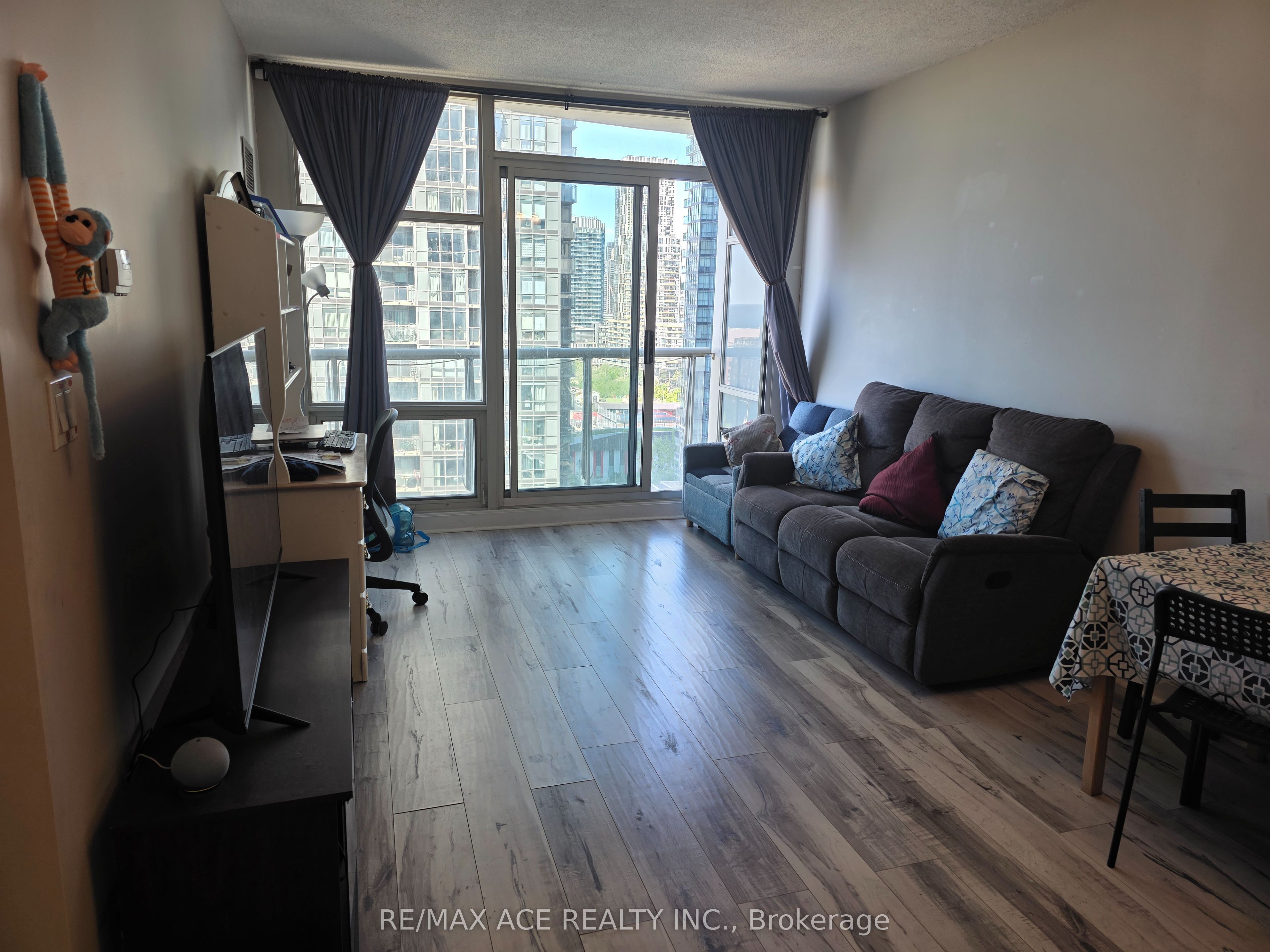 35 Mariner Terrace 1801, Toronto, ON M5V 3V9 photo 3