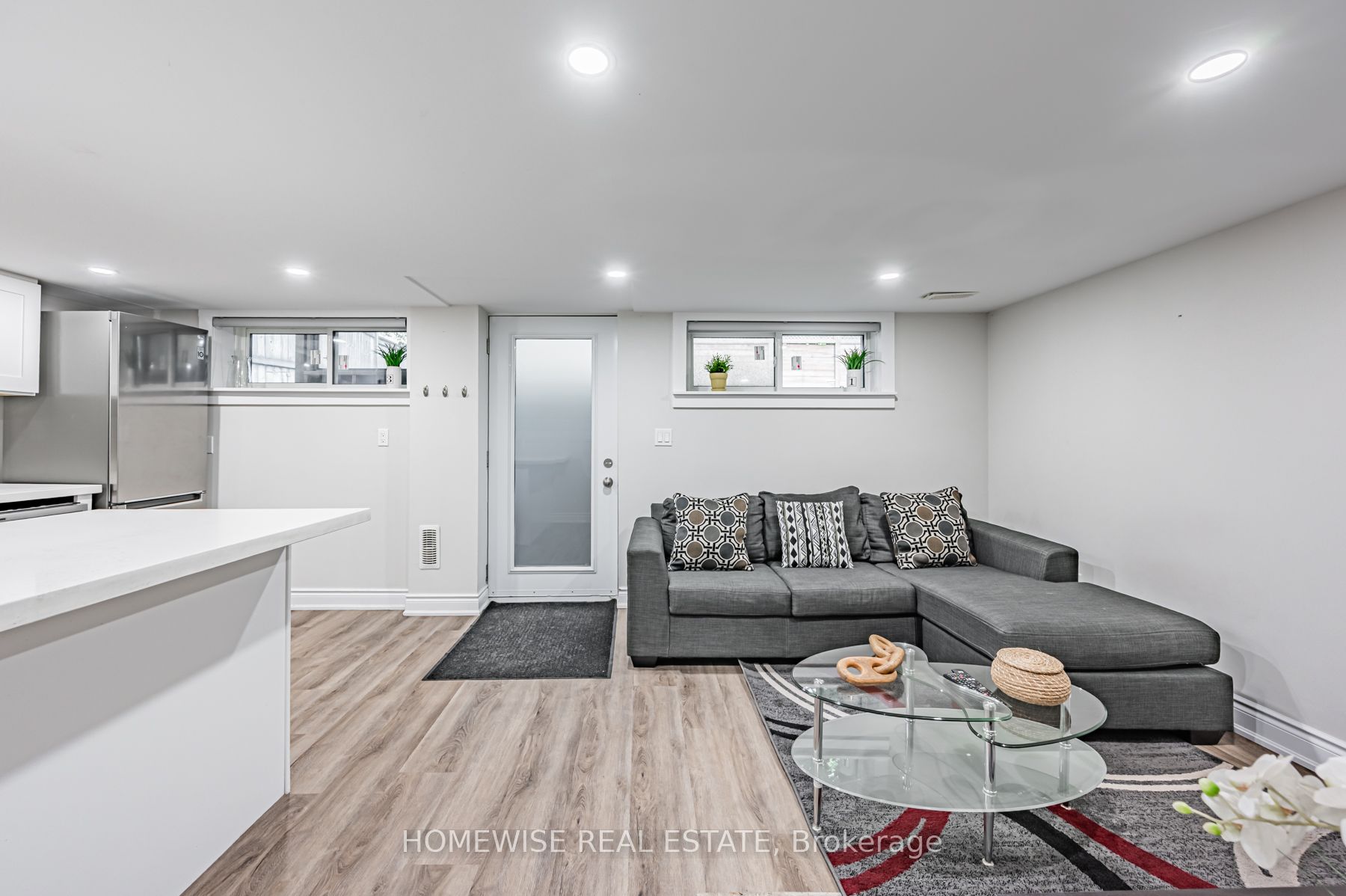 68 Fairleigh Crescent Lower, Toronto, ON M6C 3R9 photo 2