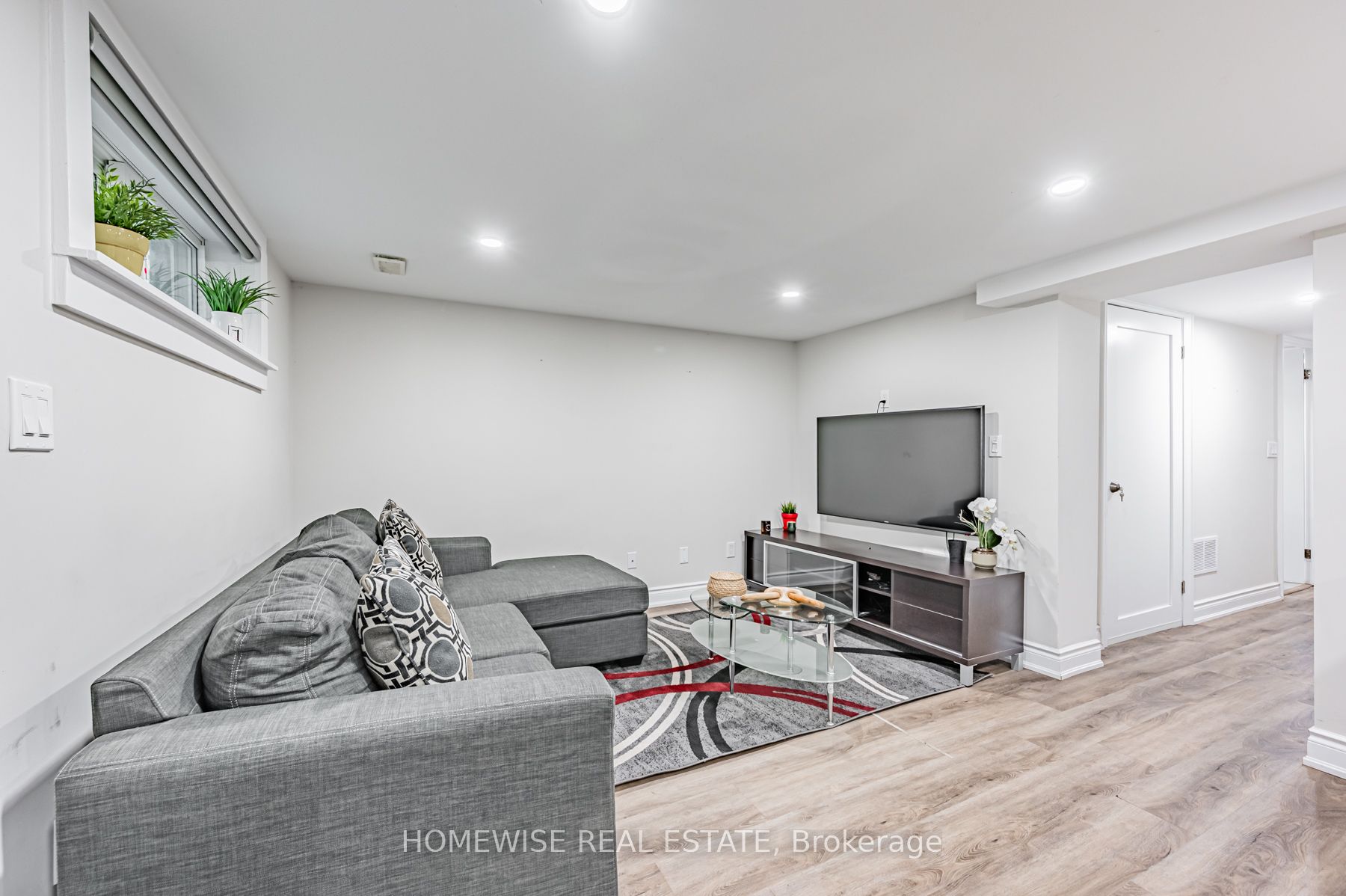 68 Fairleigh Crescent Lower, Toronto, ON M6C 3R9 photo 3