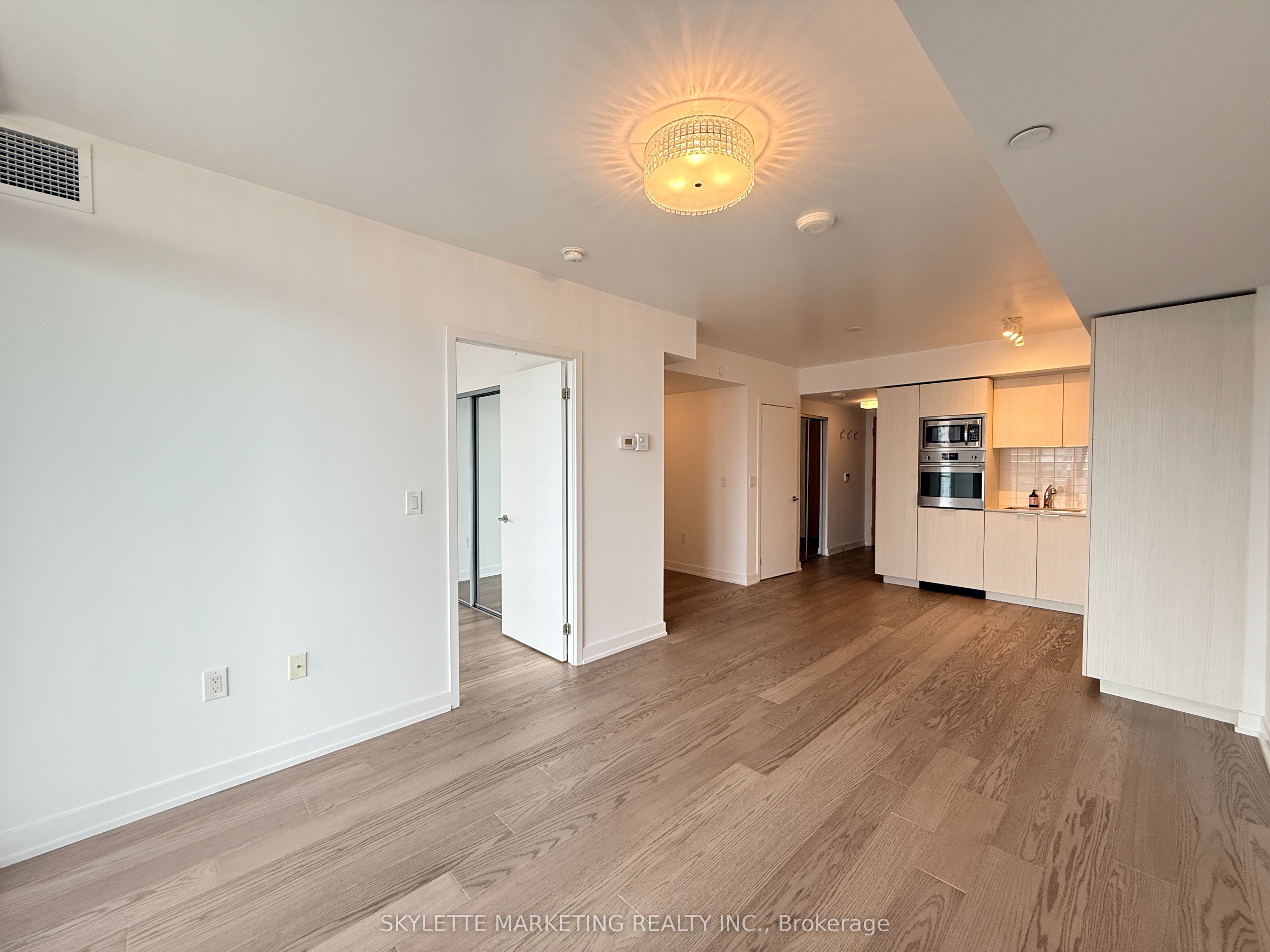 11 Wellesley Street W 3204, Toronto, ON M4Y 0G4 photo 2
