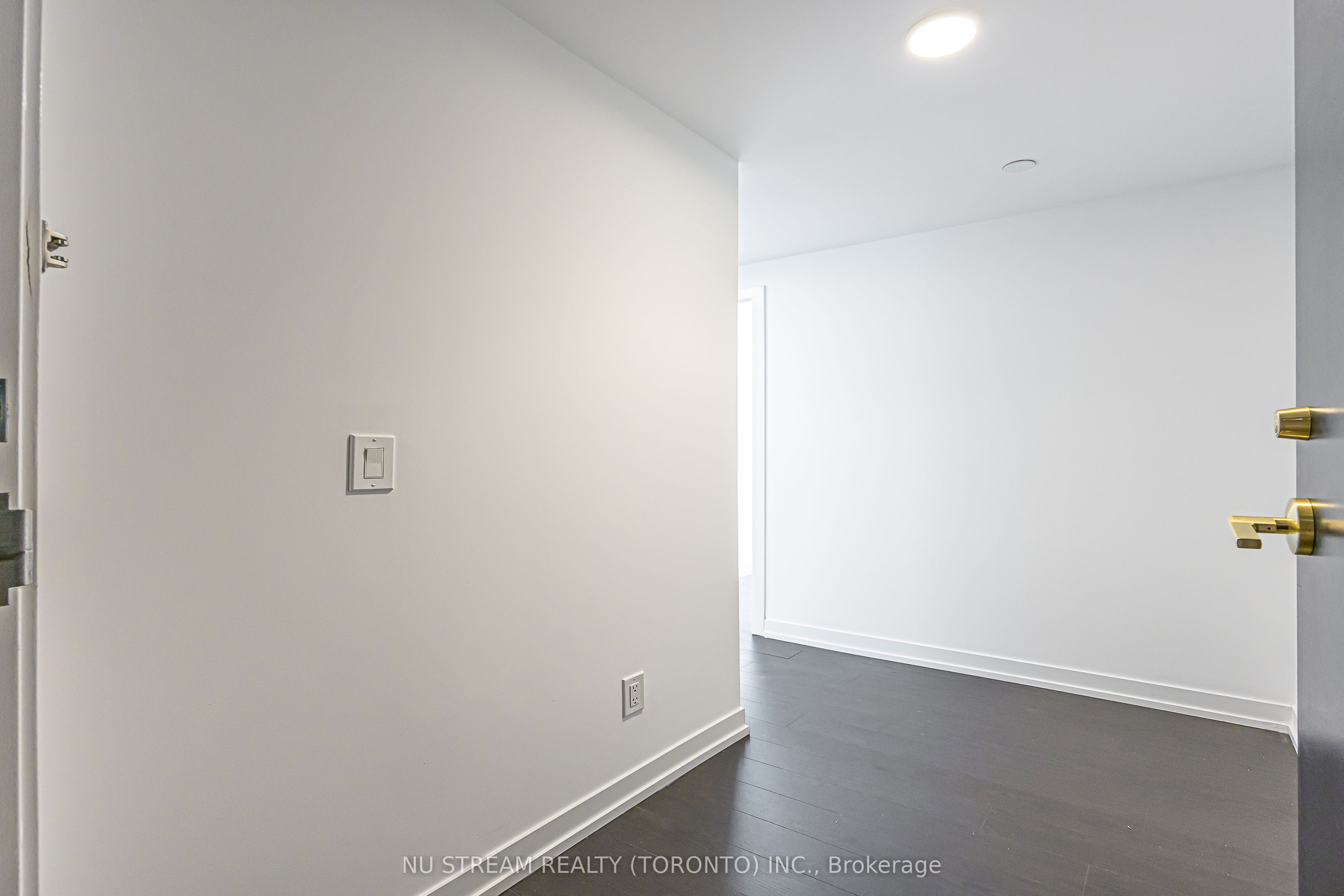 85 Wood Street 1512, Toronto, ON M4Y 0E8 photo 3