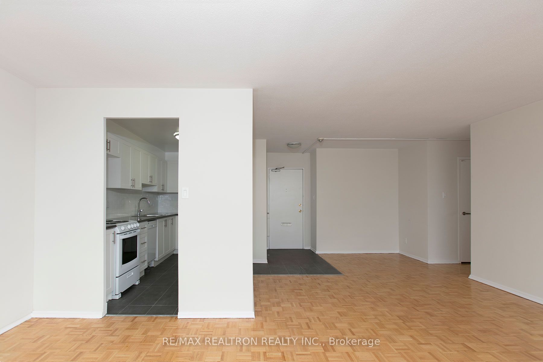 6200 Bathurst Street 1110, Toronto, ON M2R 2A3 photo 2