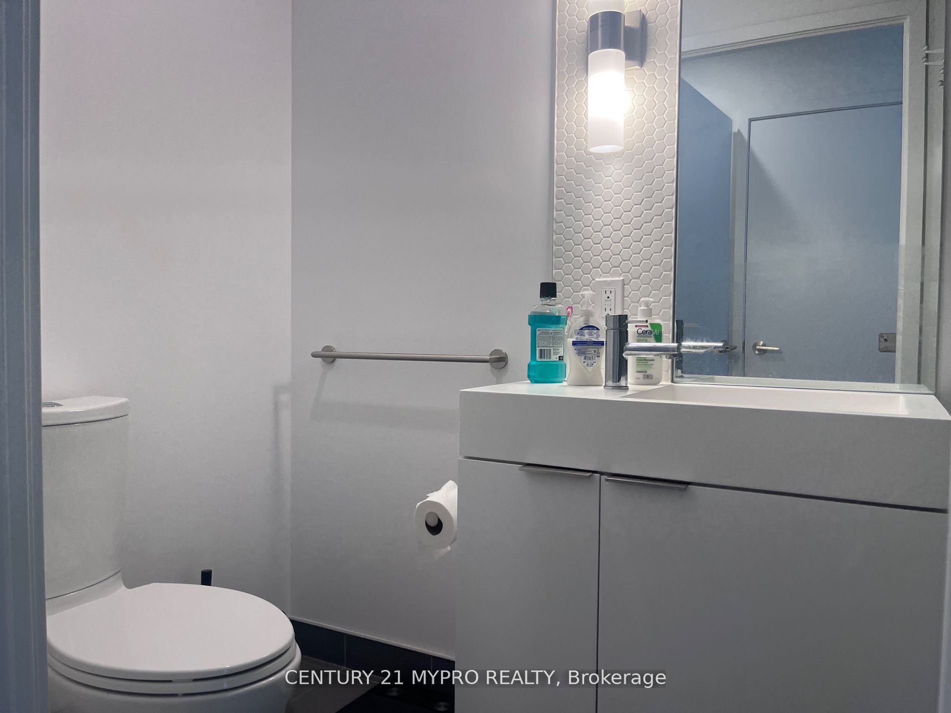 33 Helendale Avenue 1306, Toronto, ON M4R 0A5 photo 5