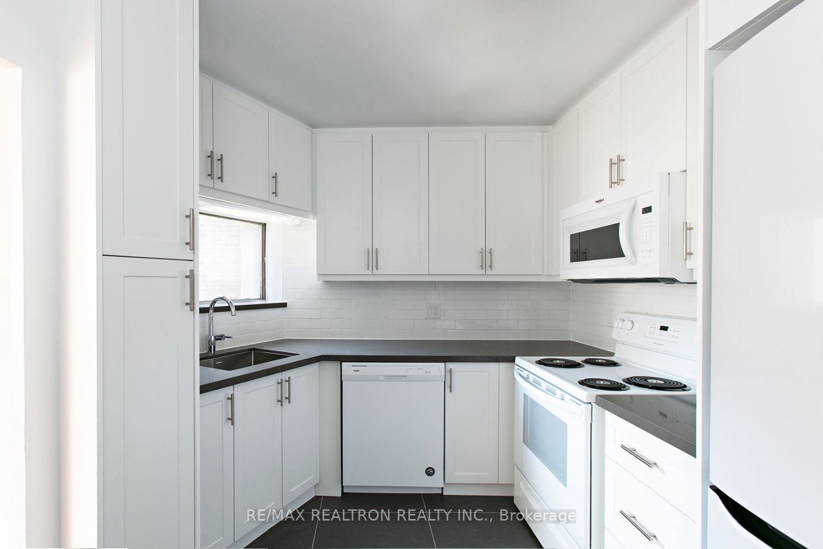 9 Deer Park Crescent 1501, Toronto, ON M4V 2C4 photo 3
