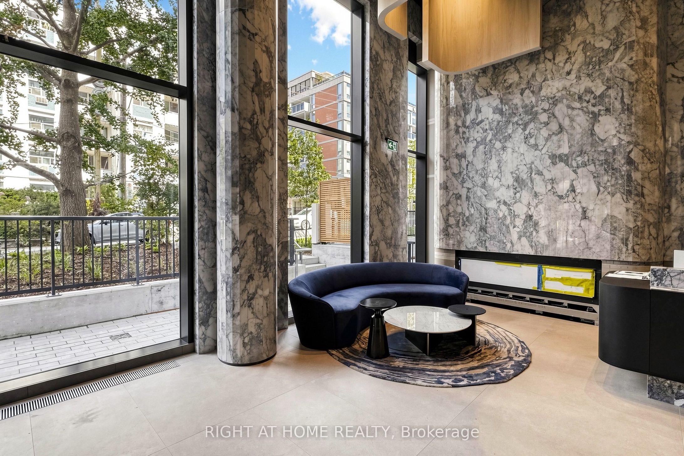 91 Montclair Avenue 1009, Toronto, ON M5P 0B1 photo 3
