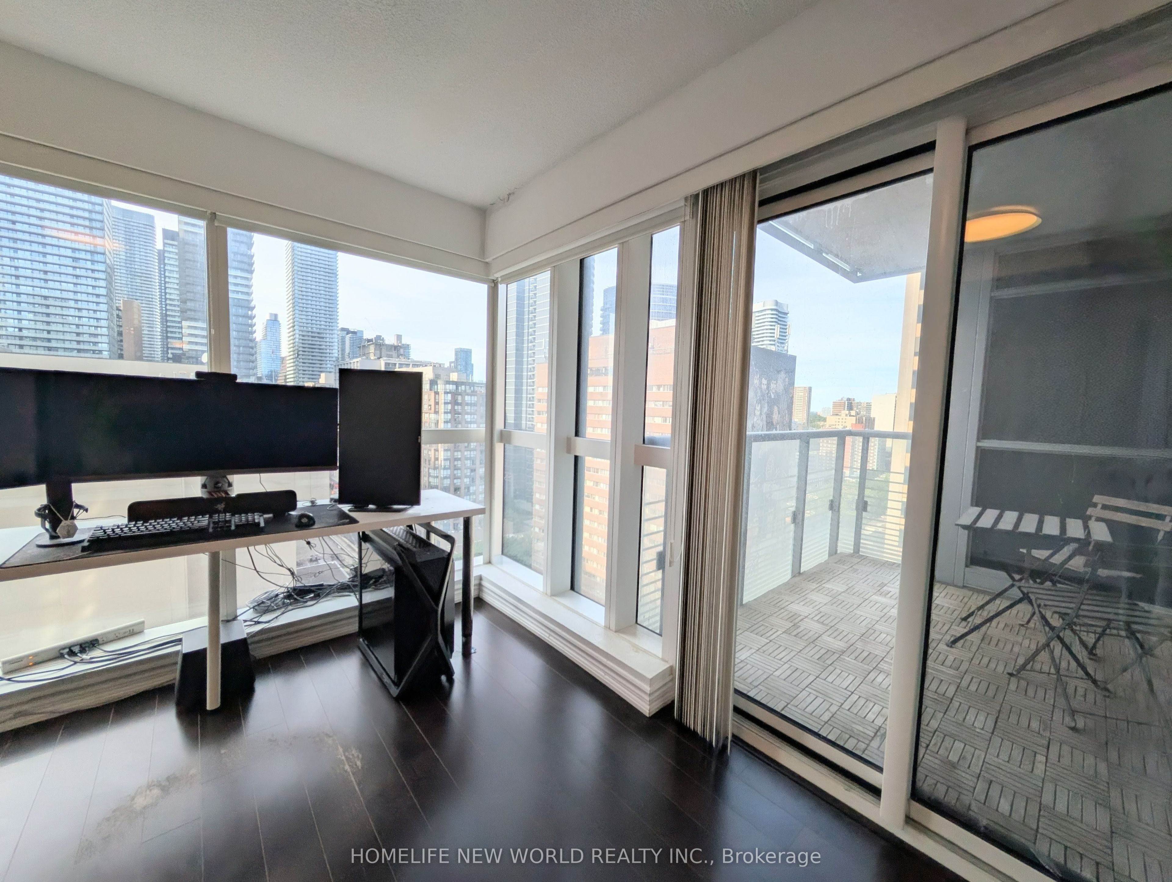 386 Yonge Street 1401, Toronto, ON M5B 0A5 photo 3