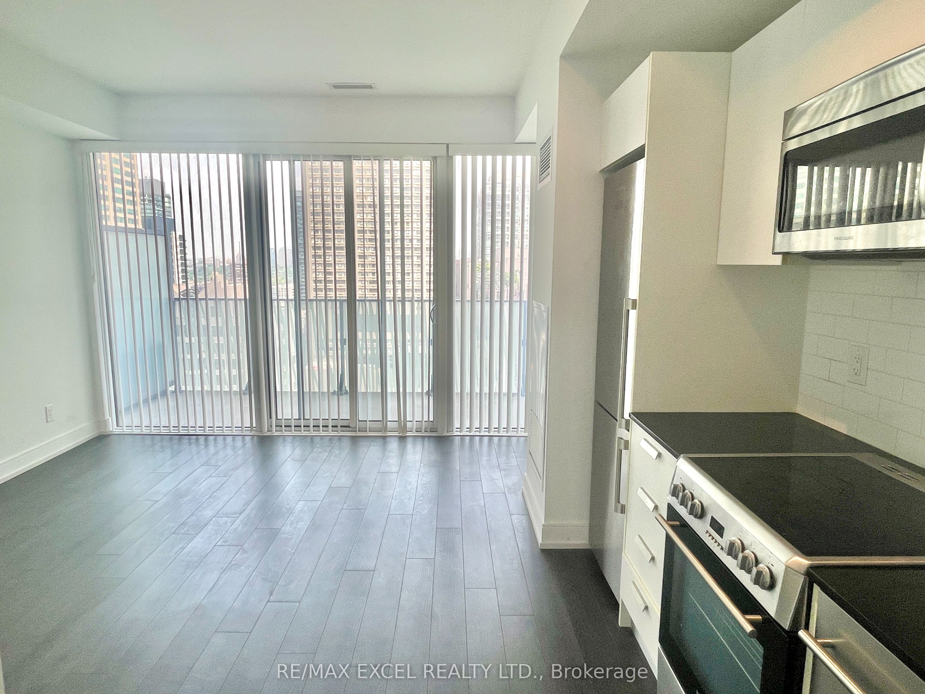42 Charles Street E 2208, Toronto, ON M4Y 0B7 photo 3