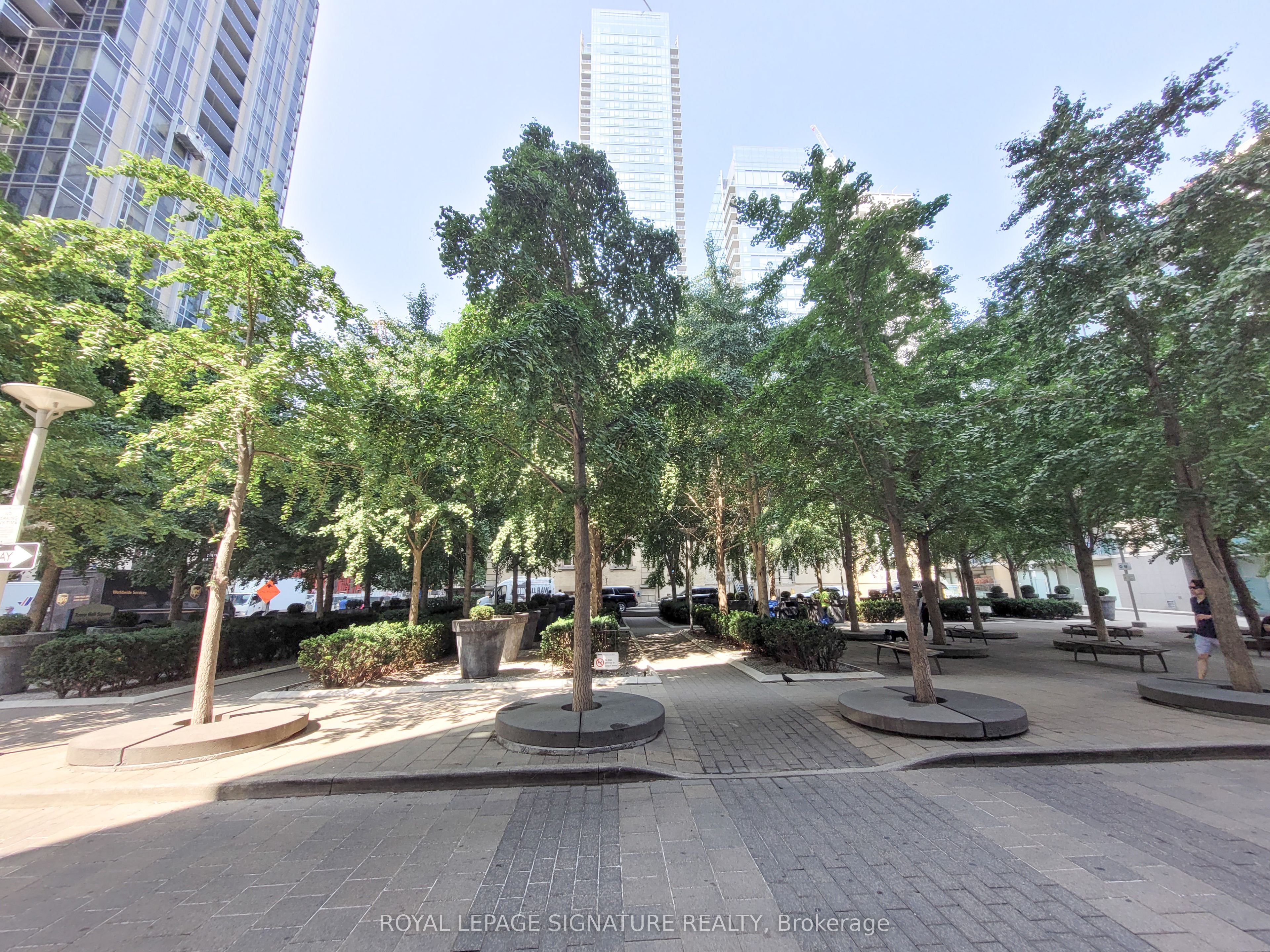 18 Yorkville Avenue 2205, Toronto, ON M4W 3Y8 photo 3