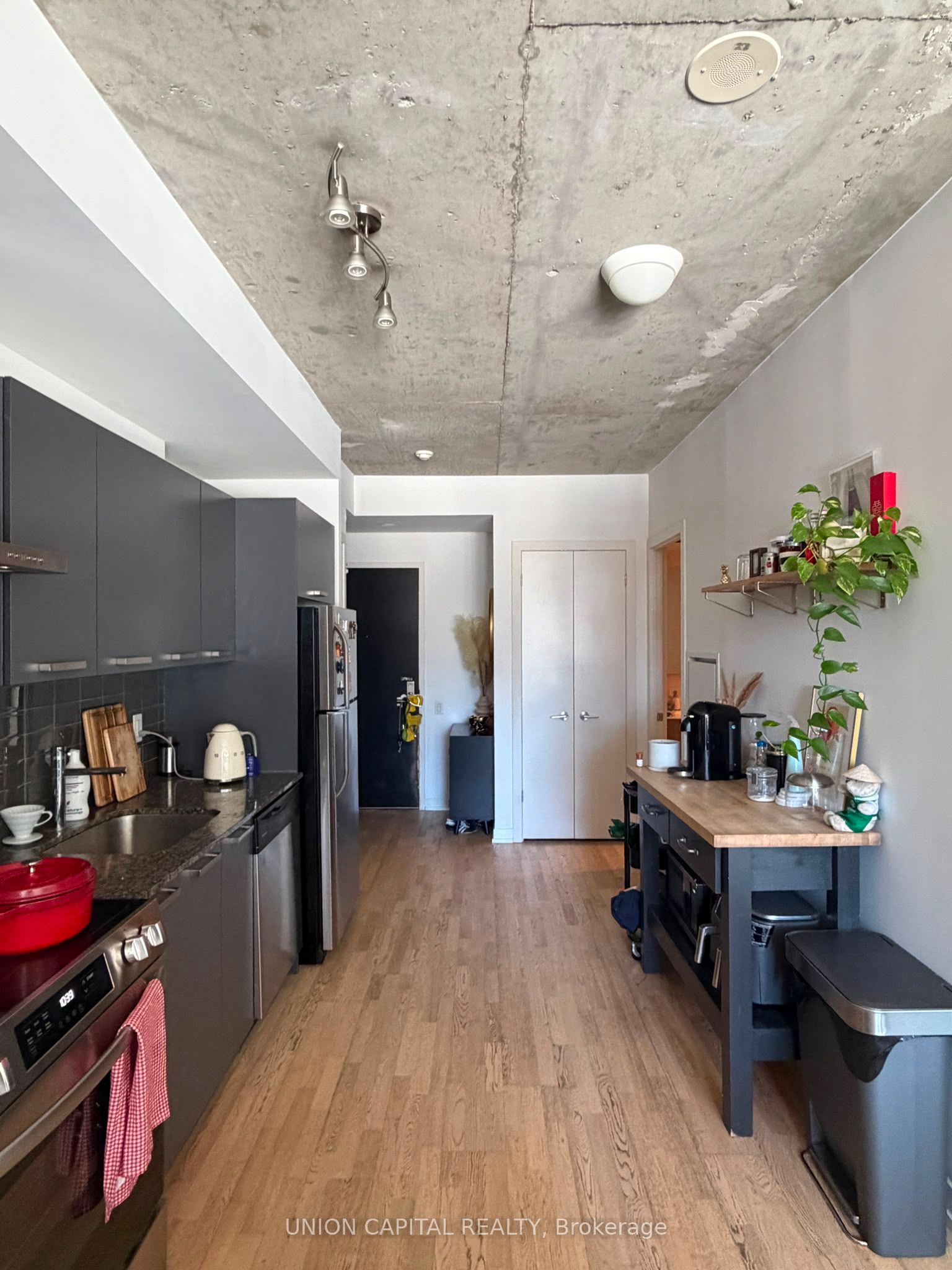 95 Bathurst Street 818, Toronto, ON M5V 0S7 photo 5