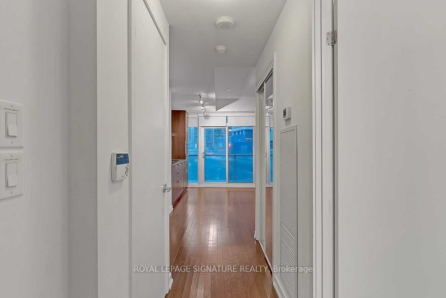 12 York Street 311, Toronto, ON M5J 0A9 photo 2