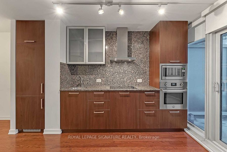 12 York Street 311, Toronto, ON M5J 0A9 photo 3