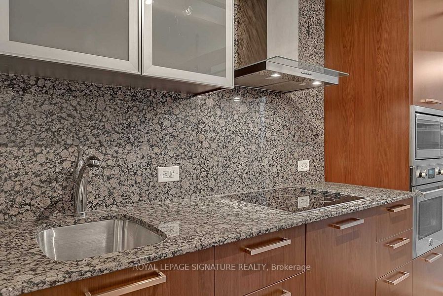 12 York Street 311, Toronto, ON M5J 0A9 photo 4