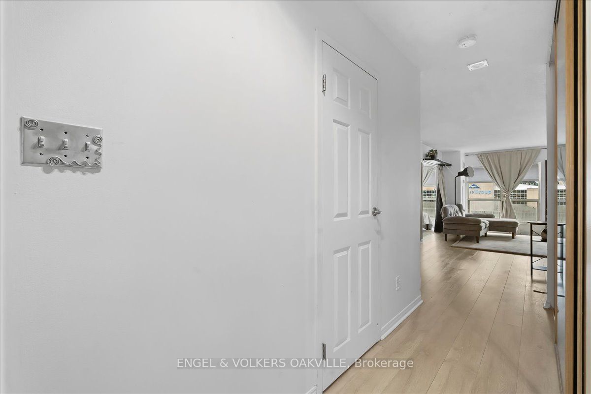 25 The Esplanade 1811, Toronto, ON M5E 1W5 photo 5