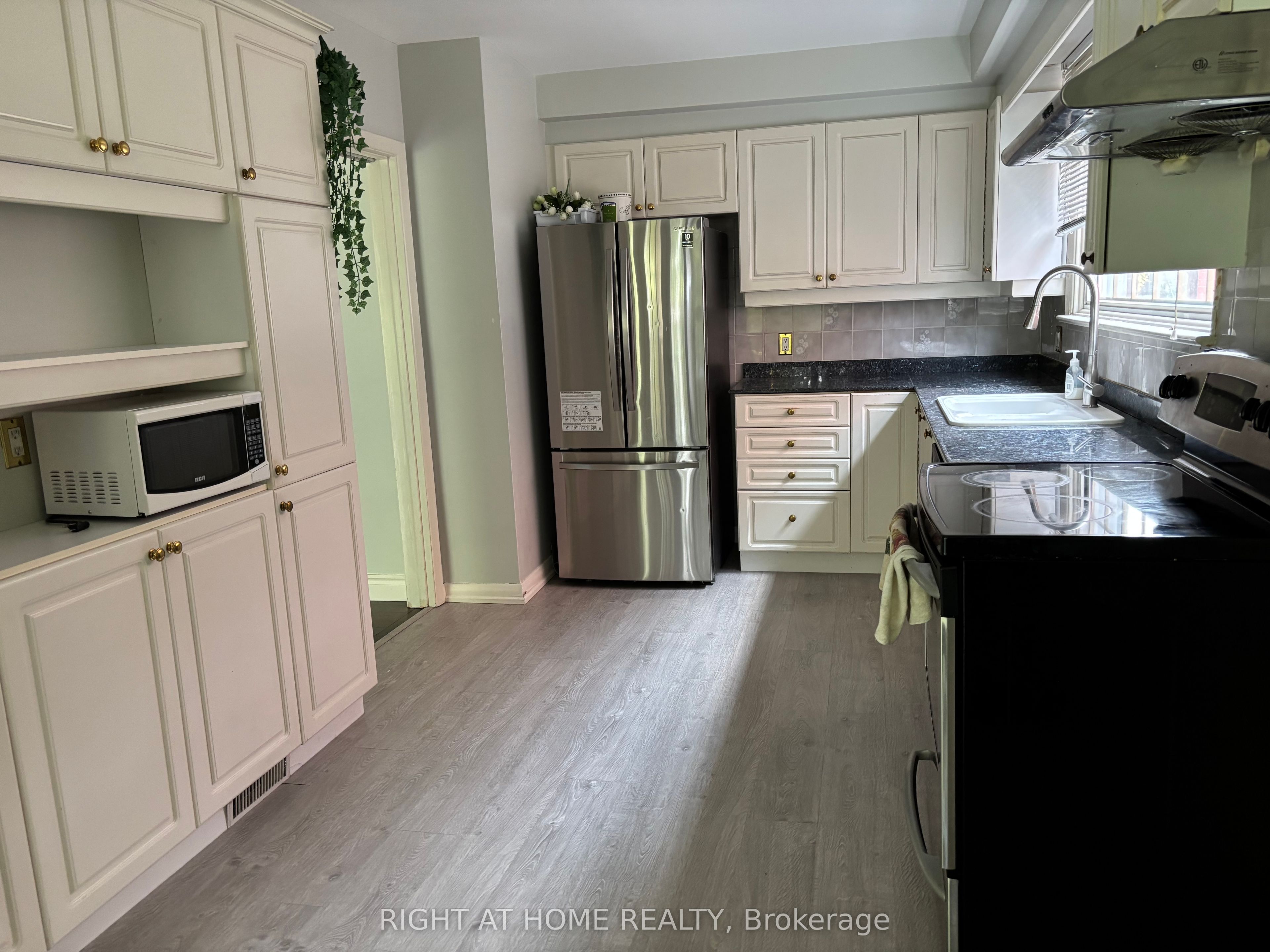 220 Newton Drive, Toronto, ON M2M 2P3 photo 5