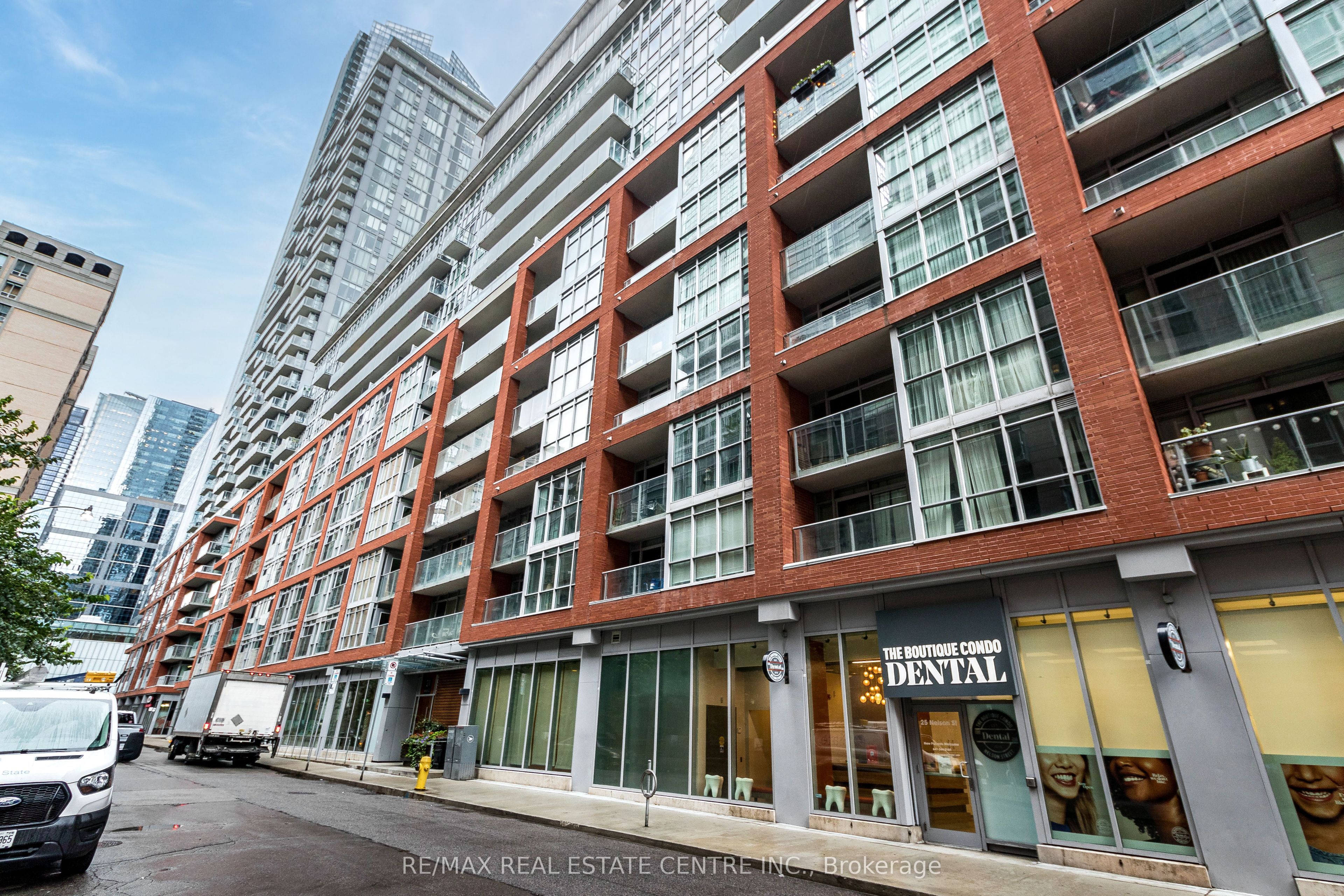 21 Nelson Street UPH 11, Toronto, ON M5V 1T8