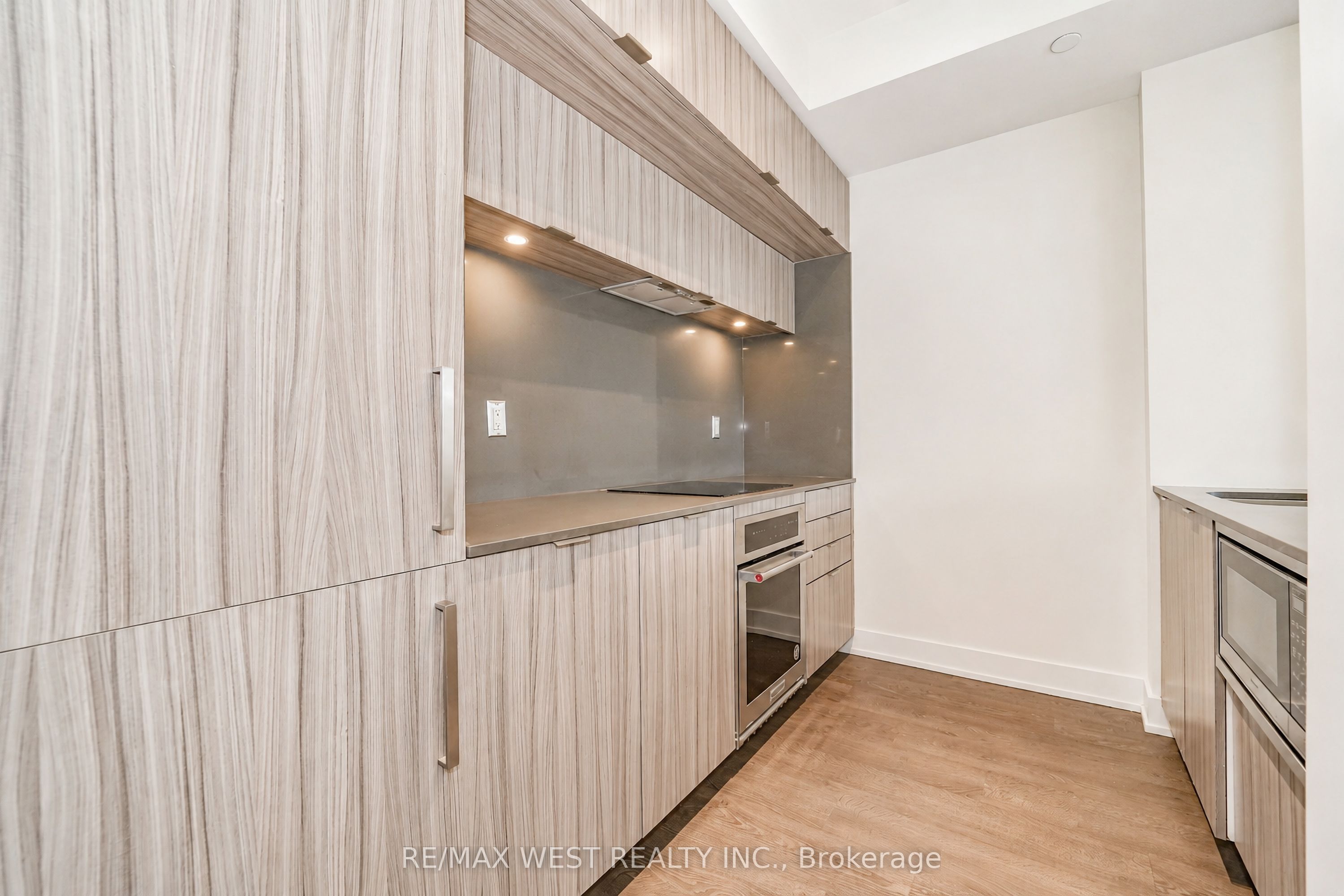 80 Vanauley Street 203, Toronto, ON M5T 0C9 photo 3