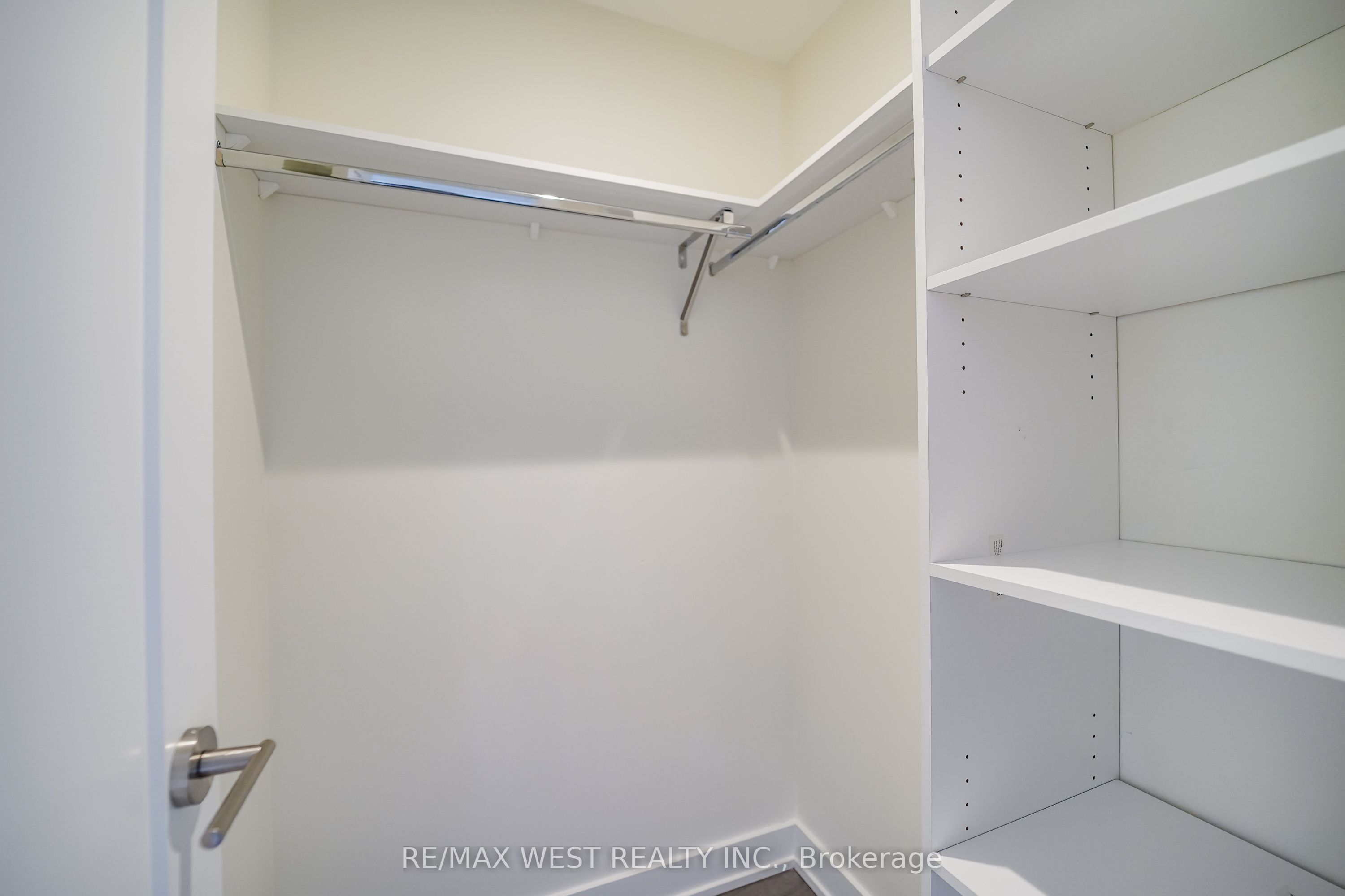 80 Vanauley Street 203, Toronto, ON M5T 0C9 photo 5
