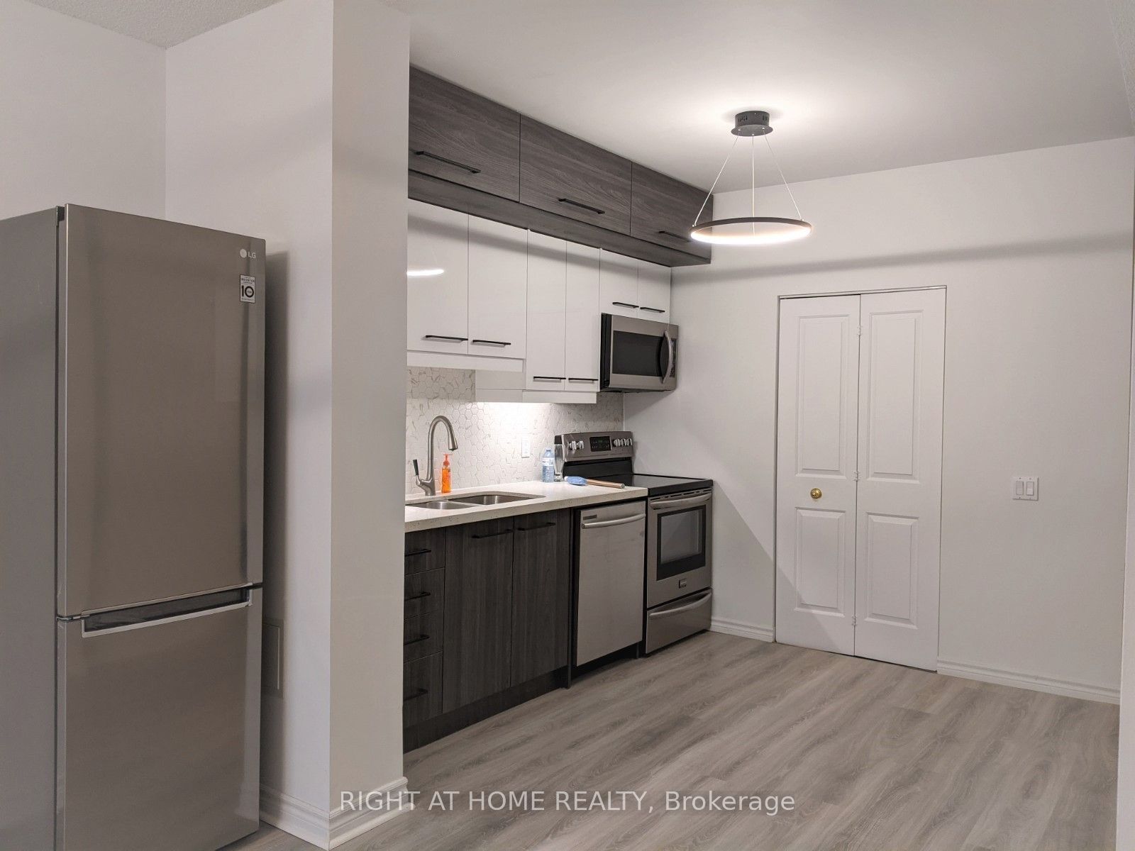 152 Saint Patrick Street 208, Toronto, ON M5T 3J9 photo 2