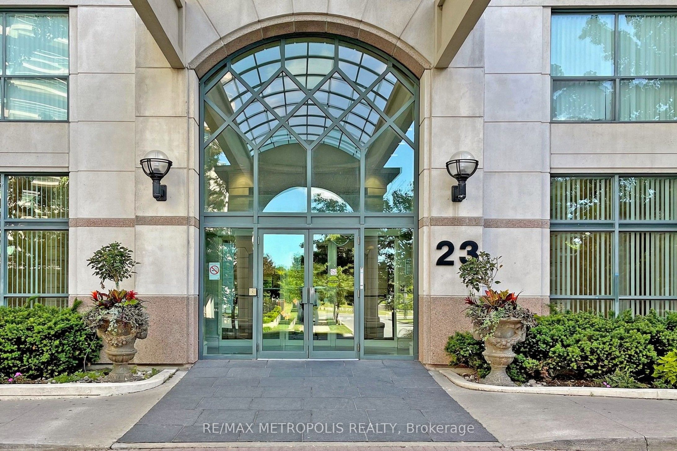 23 Lorraine Drive 1906, Toronto, ON M2N 6Z6 photo 3