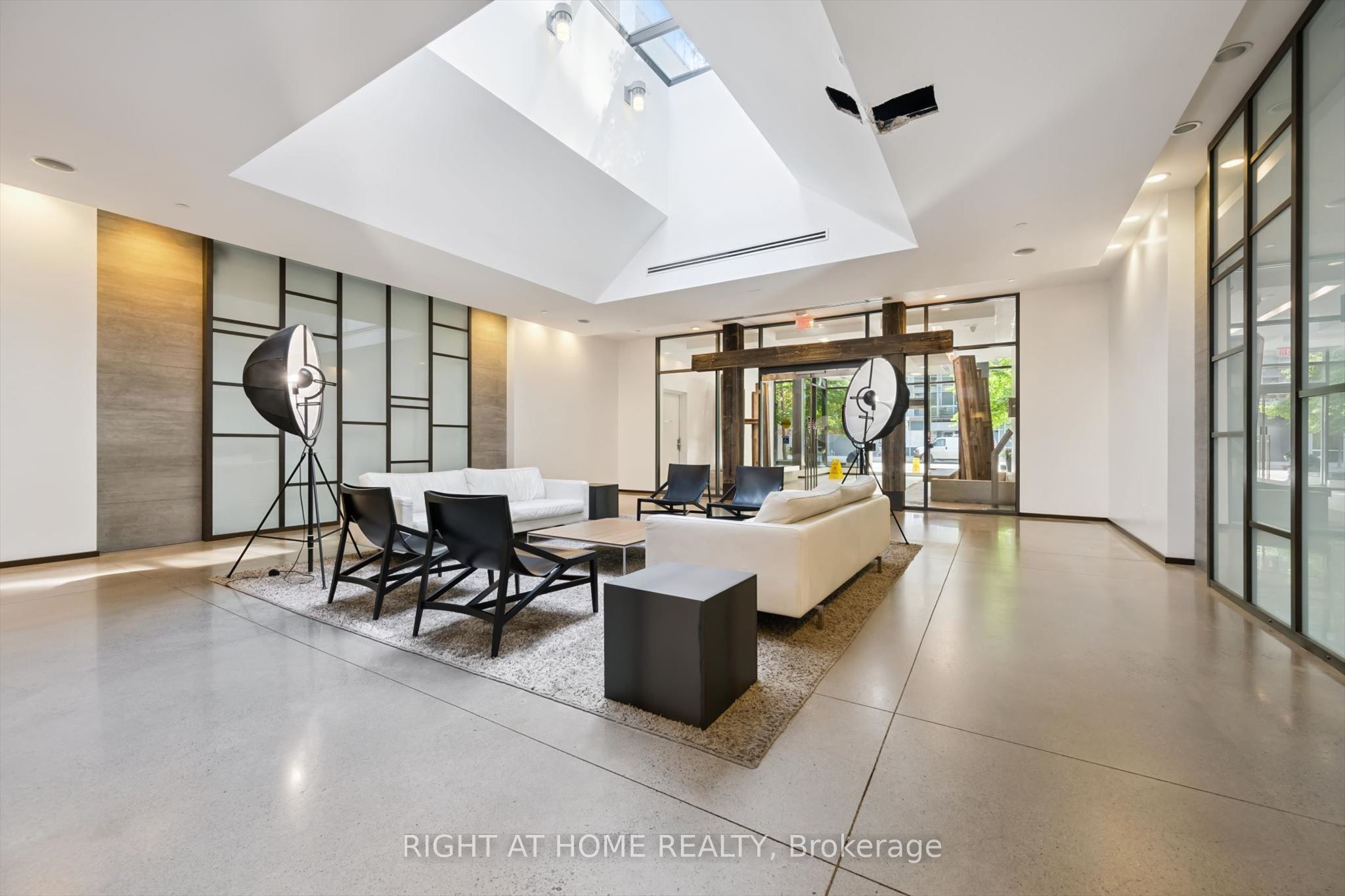 1030 King Street W 418, Toronto, ON M6K 3N3 photo 4