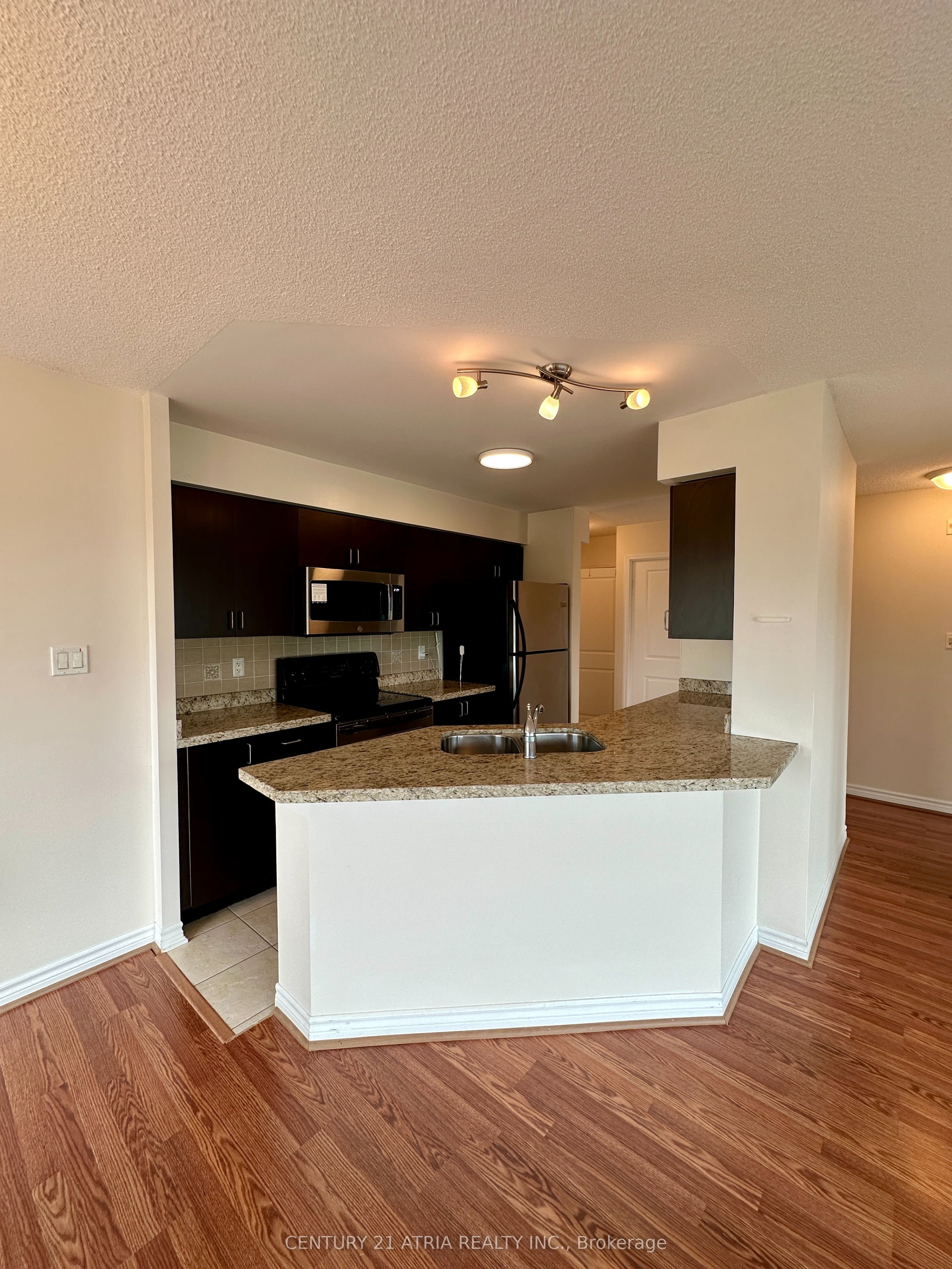 920 Sheppard Avenue W 302, Toronto, ON M3H 0A2 photo 5