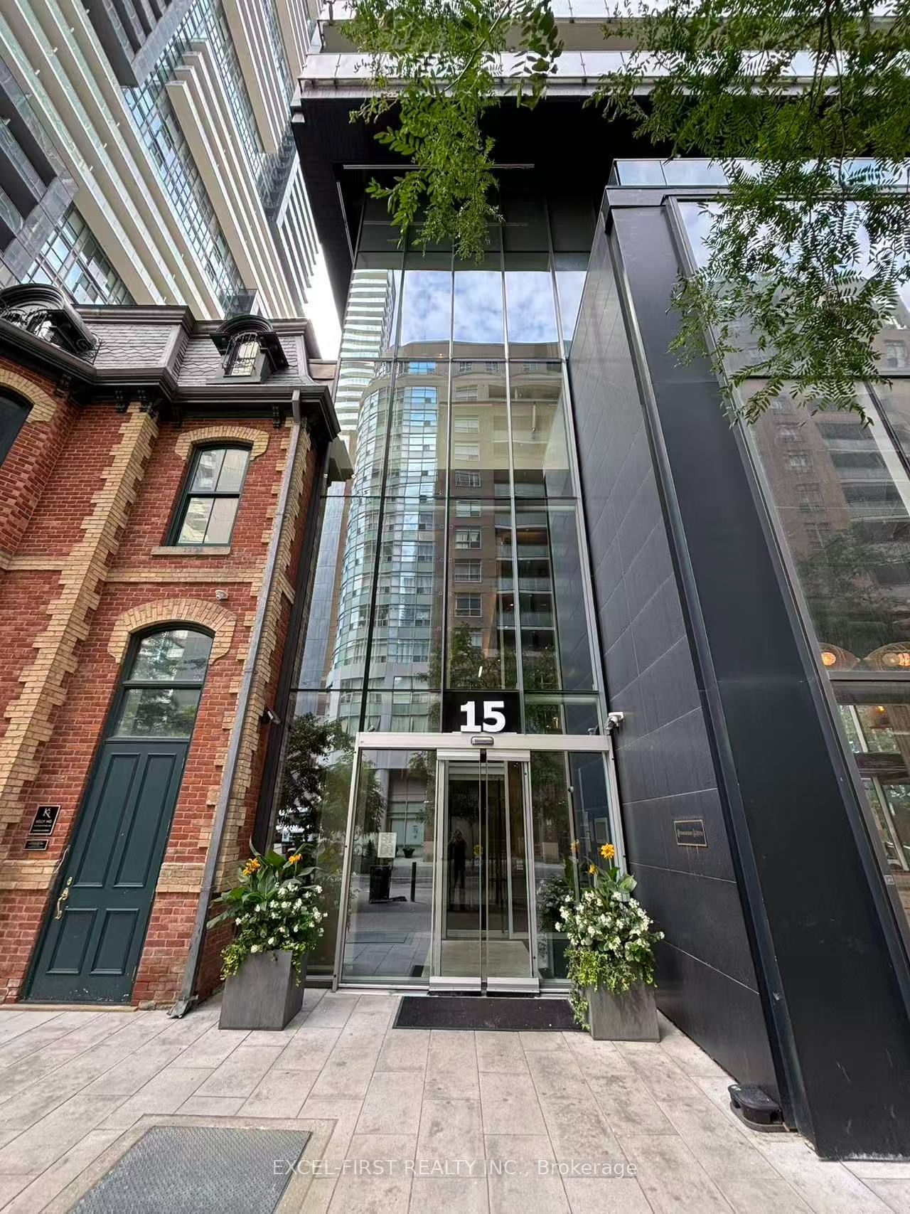 15 Grenvilles Street 1011, Toronto, ON M4Y 1A1 photo 2
