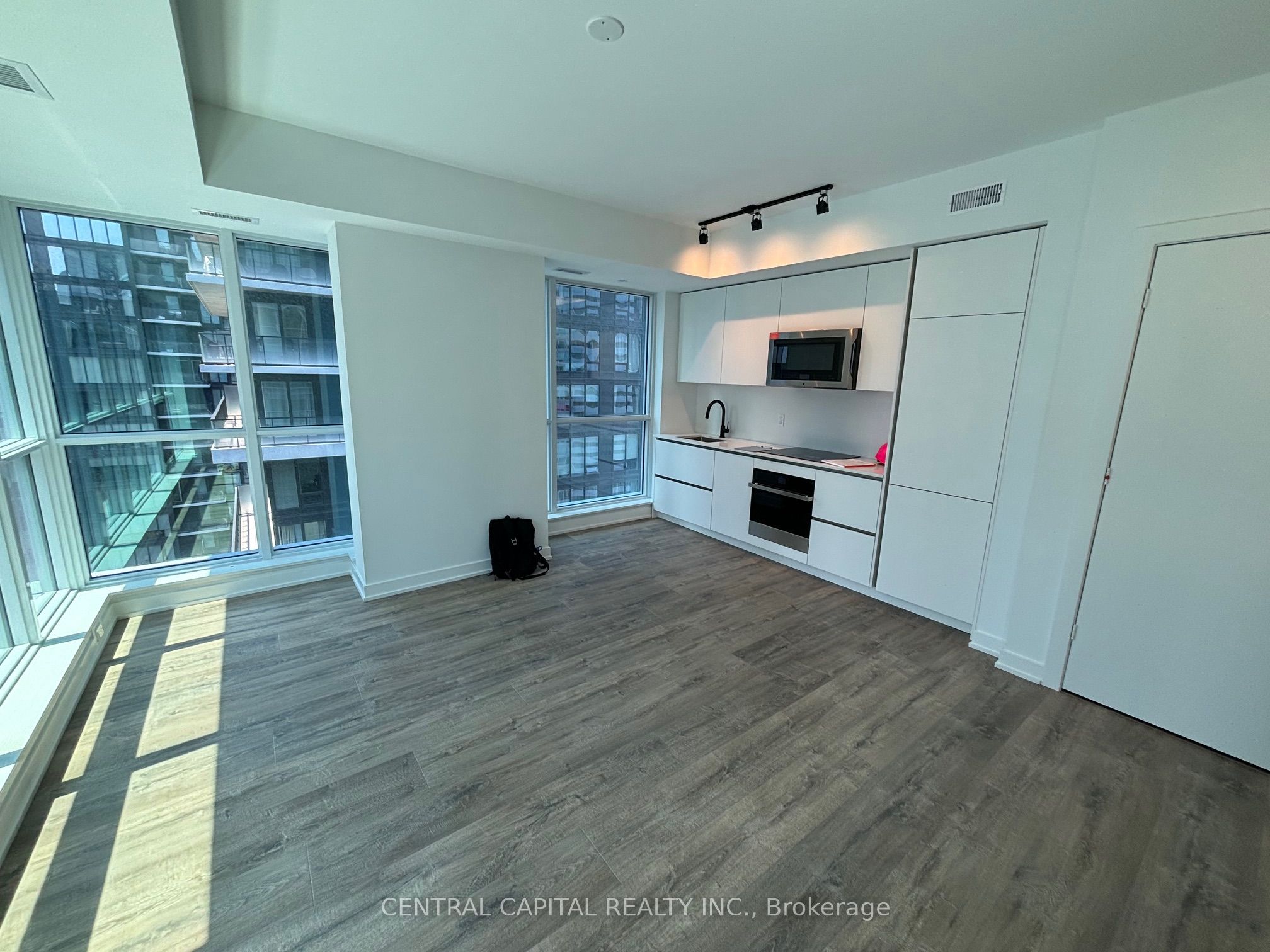 327 King Street W 3003, Toronto, ON M5V 0W7