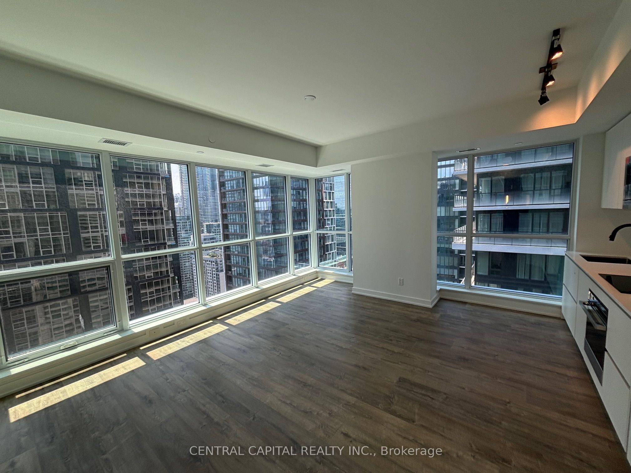327 King Street W 3003, Toronto, ON M5V 0W7 photo 3