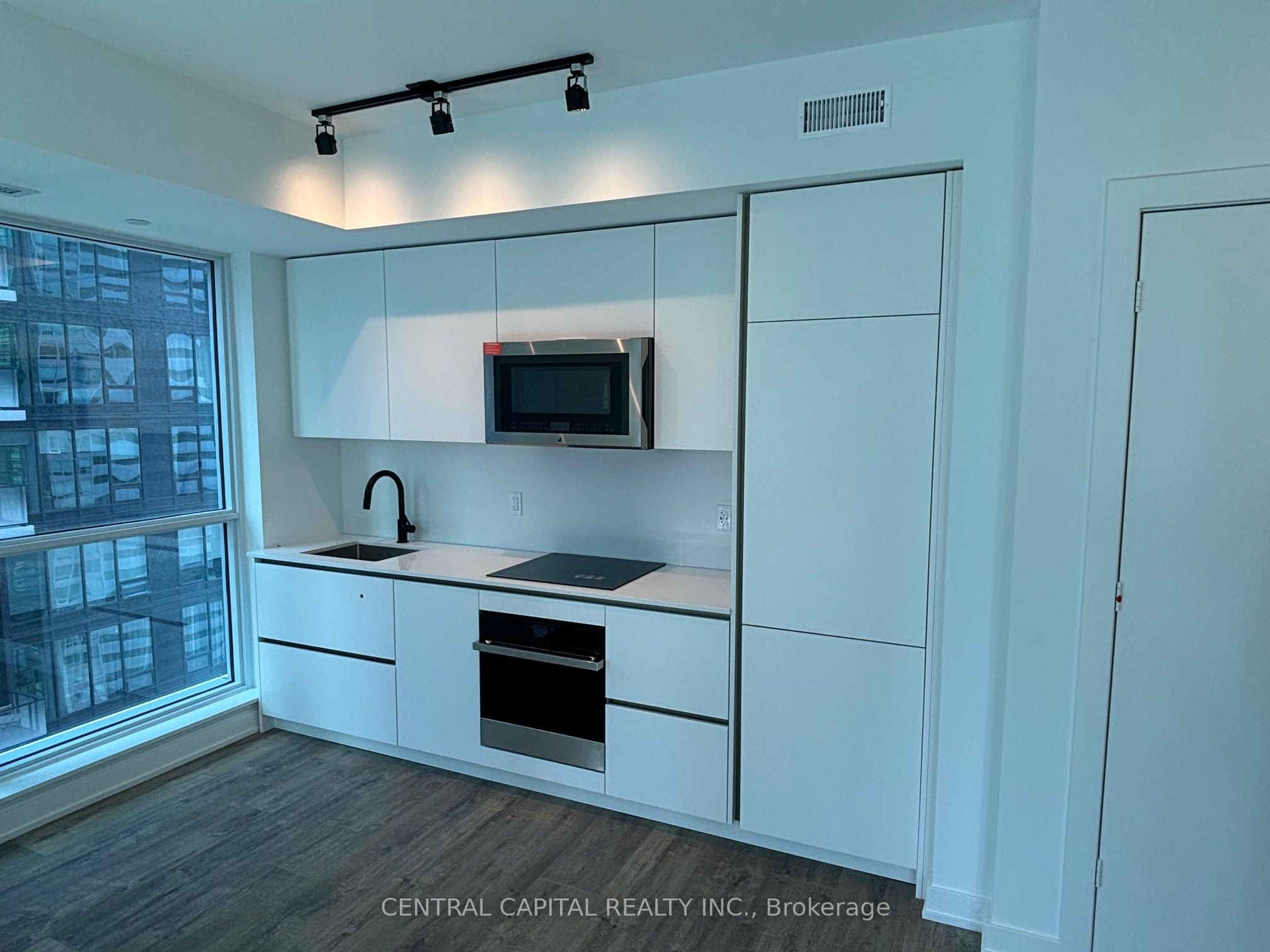 327 King Street W 3003, Toronto, ON M5V 0W7 photo 4