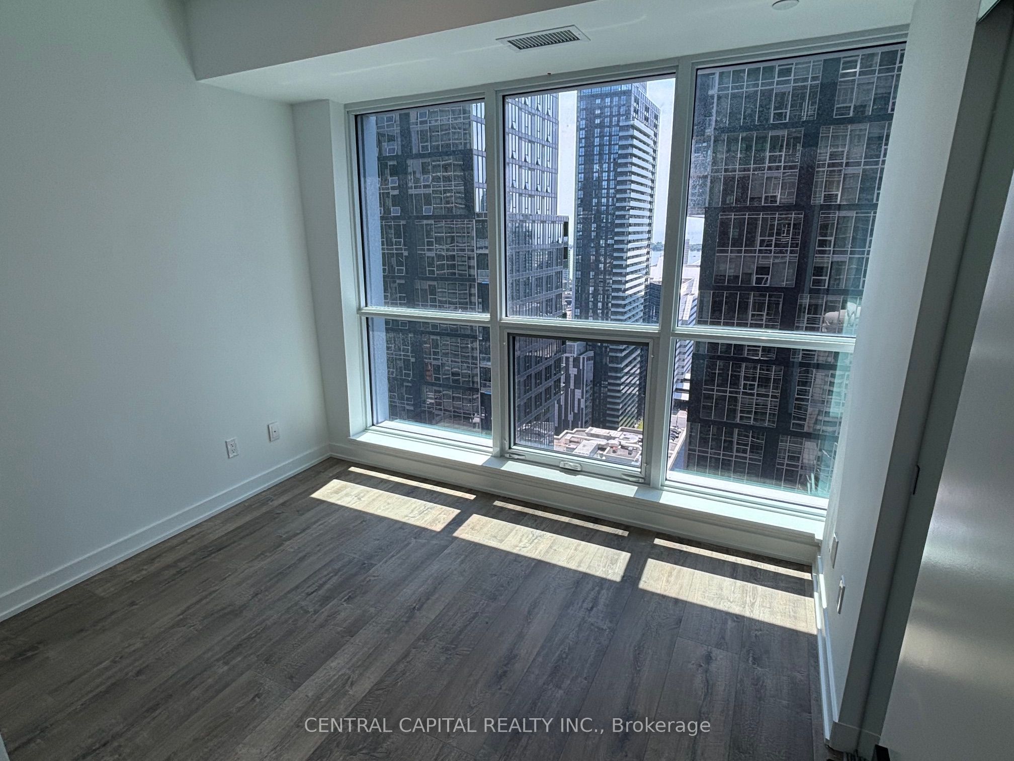 327 King Street W 3003, Toronto, ON M5V 0W7 photo 5