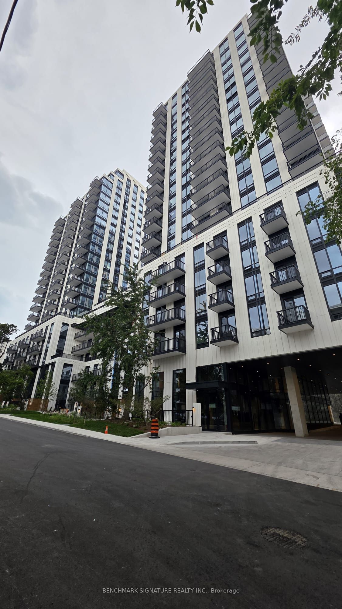89 Montclair Avenue 1517, Toronto, ON M5P 0A9