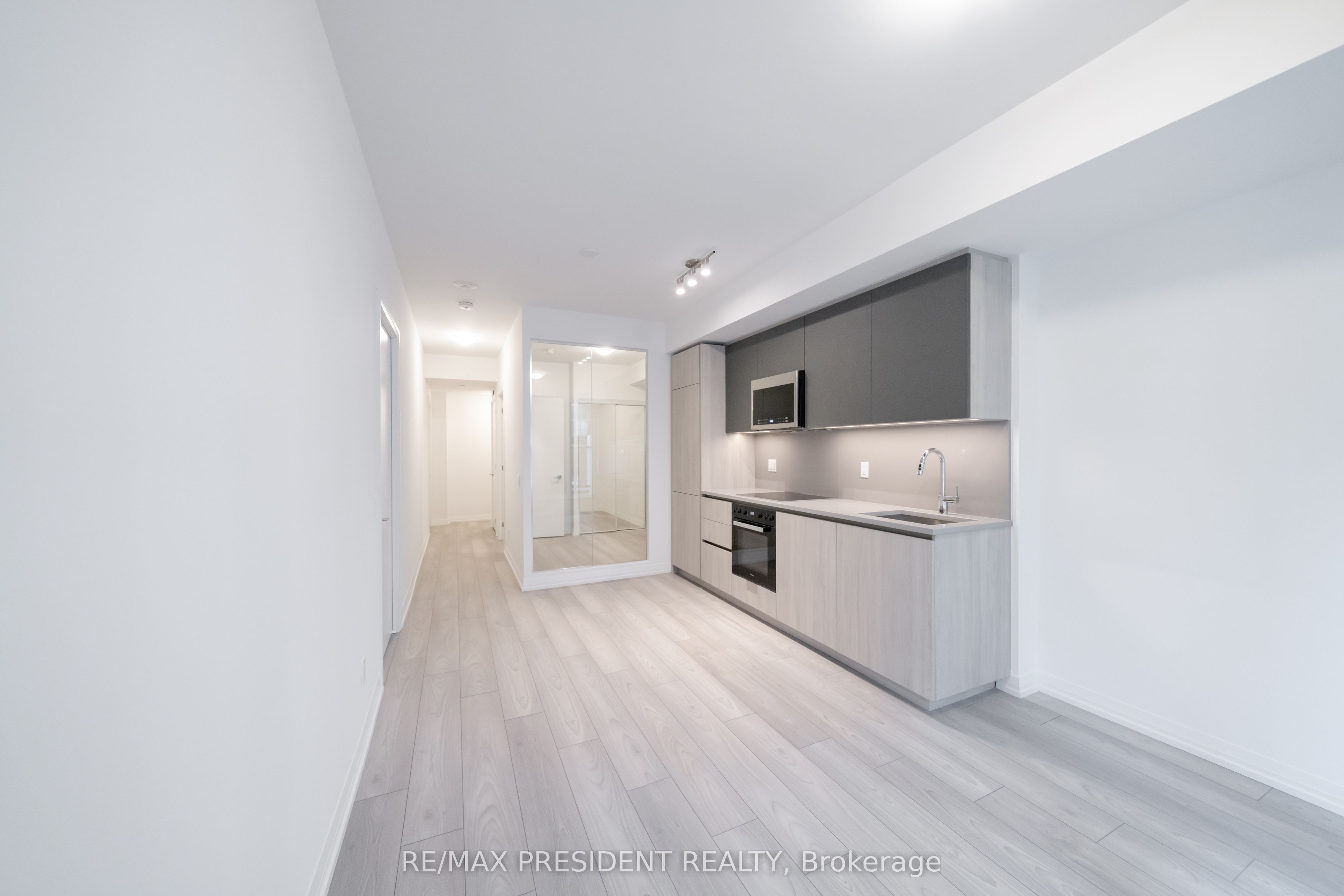 400 King Street W 511, Toronto, ON M5V 1K2 photo 2