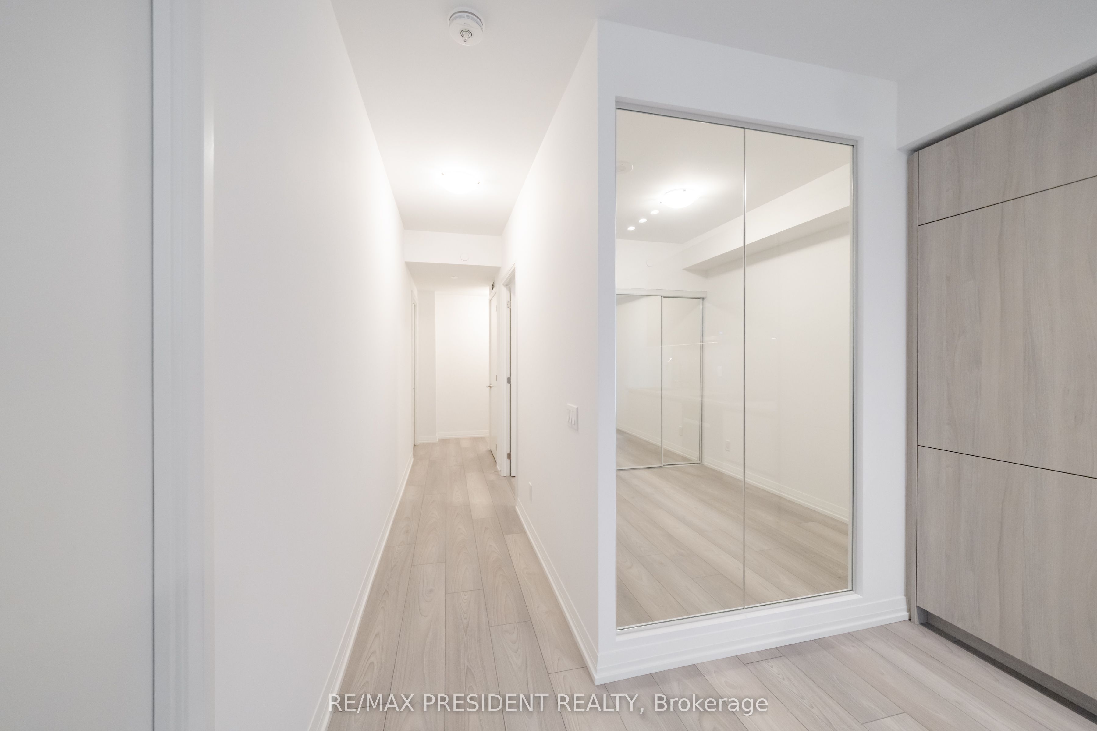 400 King Street W 511, Toronto, ON M5V 1K2 photo 3